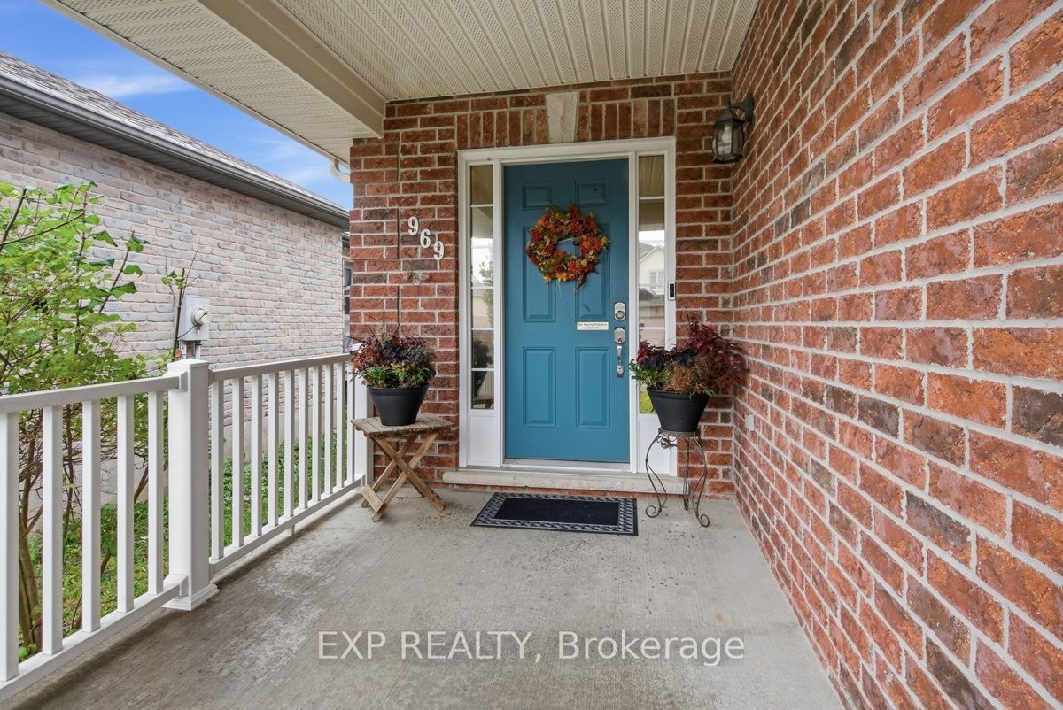 969 Bitterbush Crescent Property Photo 4