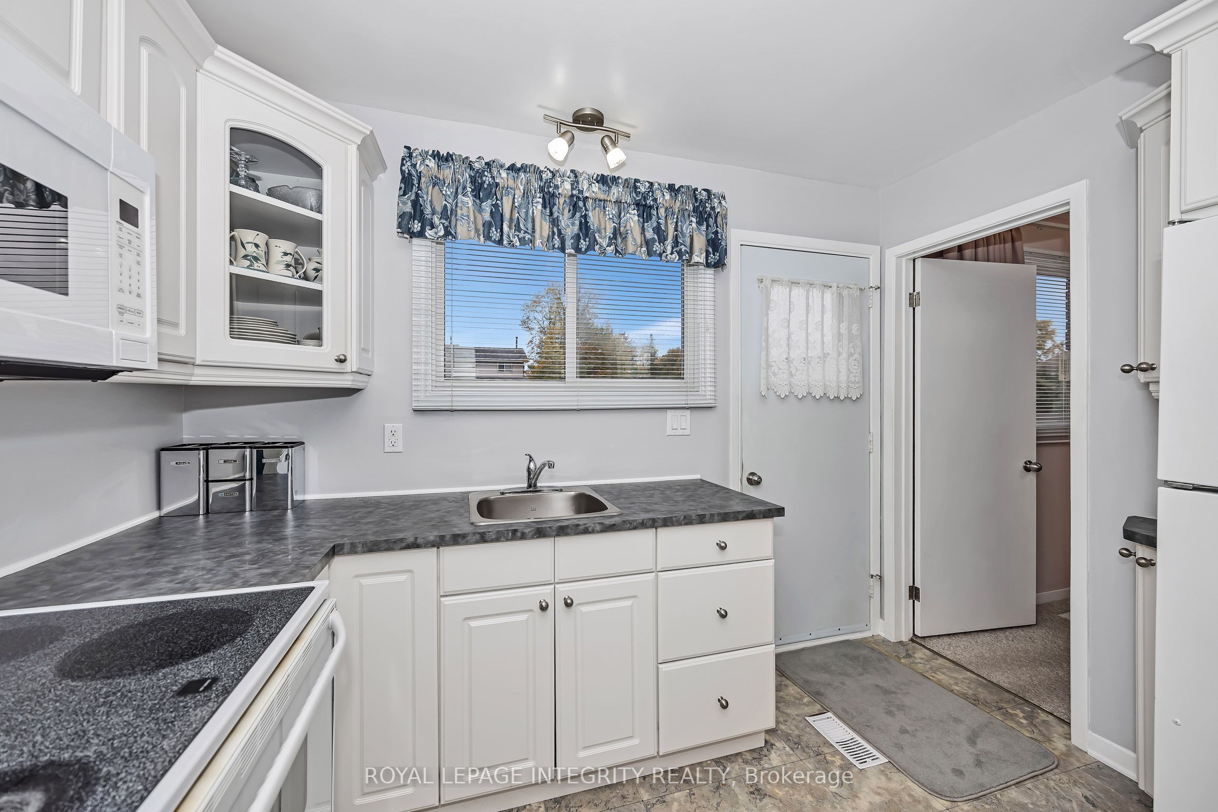 262 Edward Street S Property Photo 14