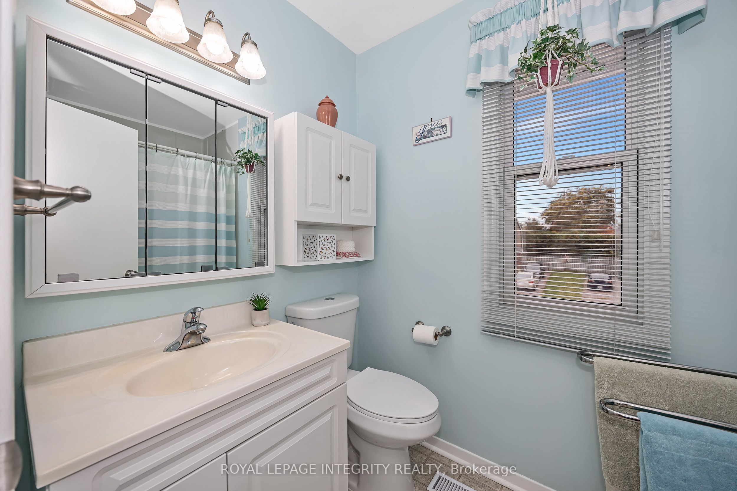 262 Edward Street S Property Photo 25
