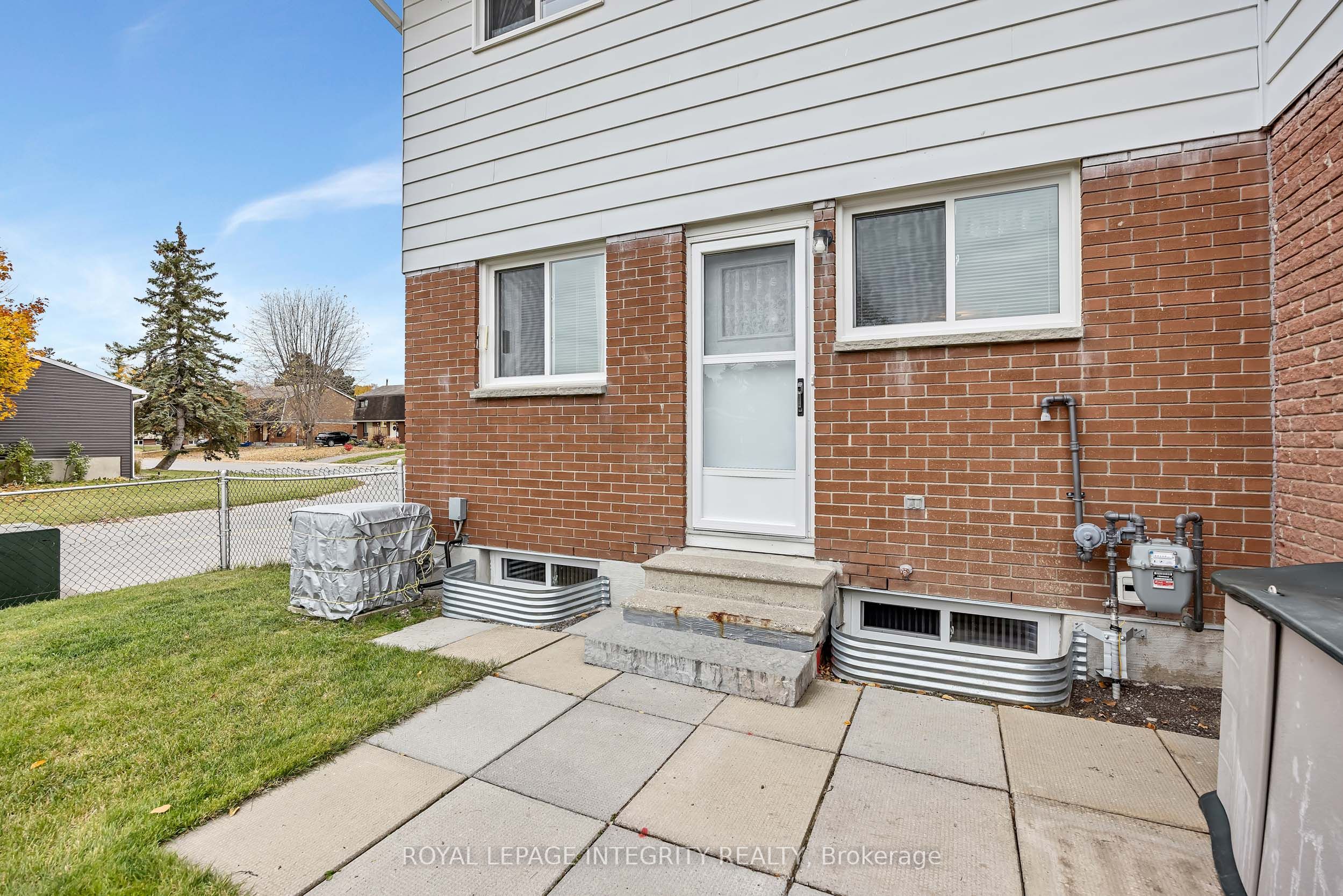 262 Edward Street S Property Photo 33