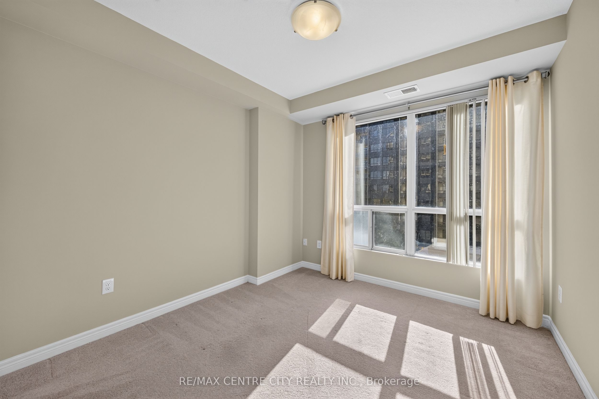 1030 Coronation Drive 413 Property Photo 15