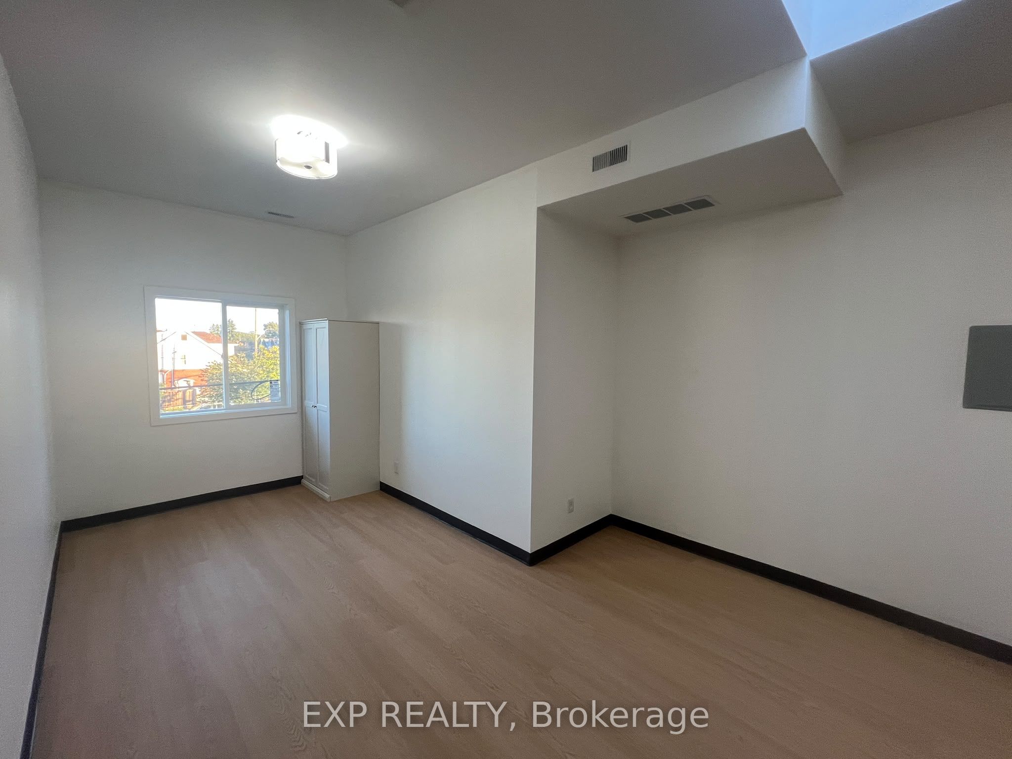 264-268 Ottawa Street N 1 Property Photo 4