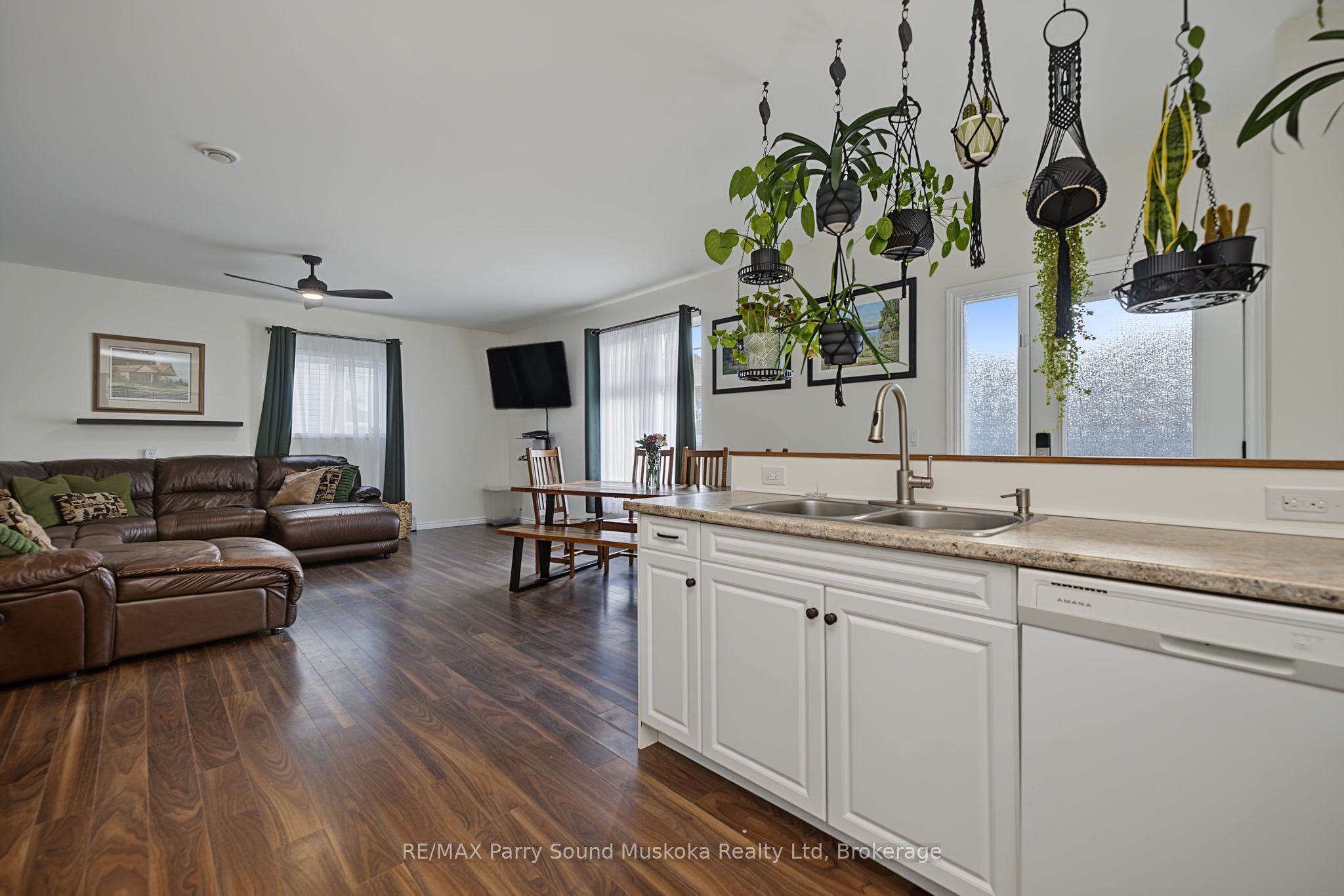 50 Bowes Street Property Photo 3