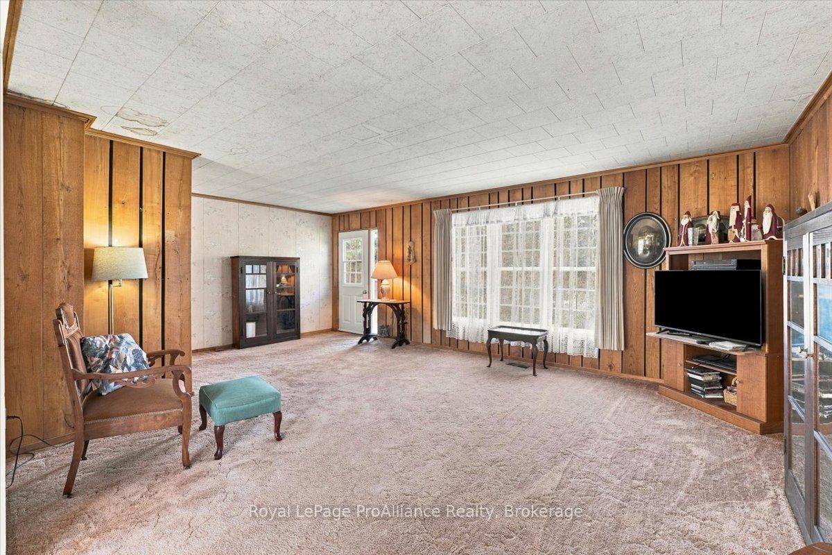 2096 Hollowview Road Property Photo 7