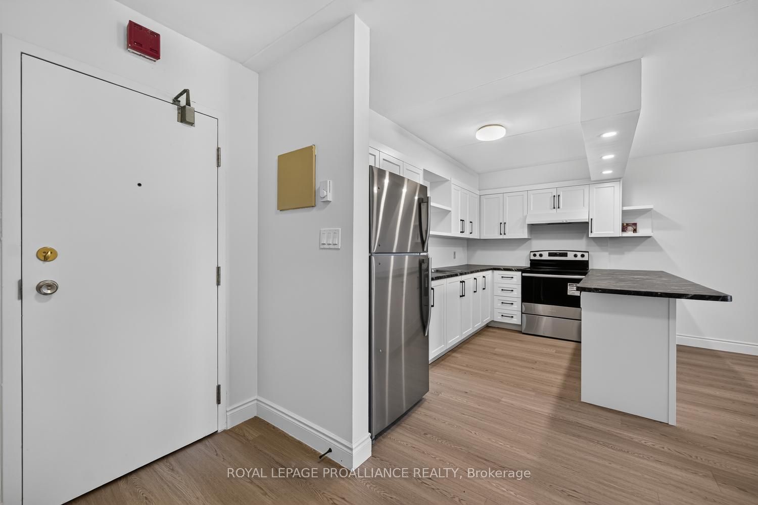 95 Windsor Drive 403 Property Photo 3