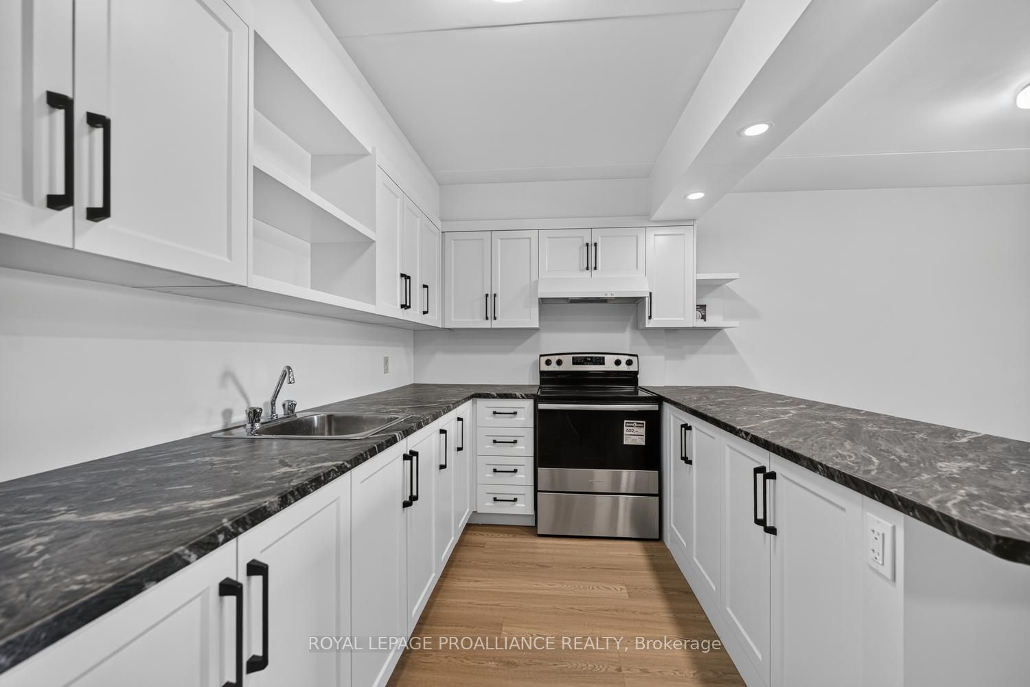95 Windsor Drive 403 Property Photo 4