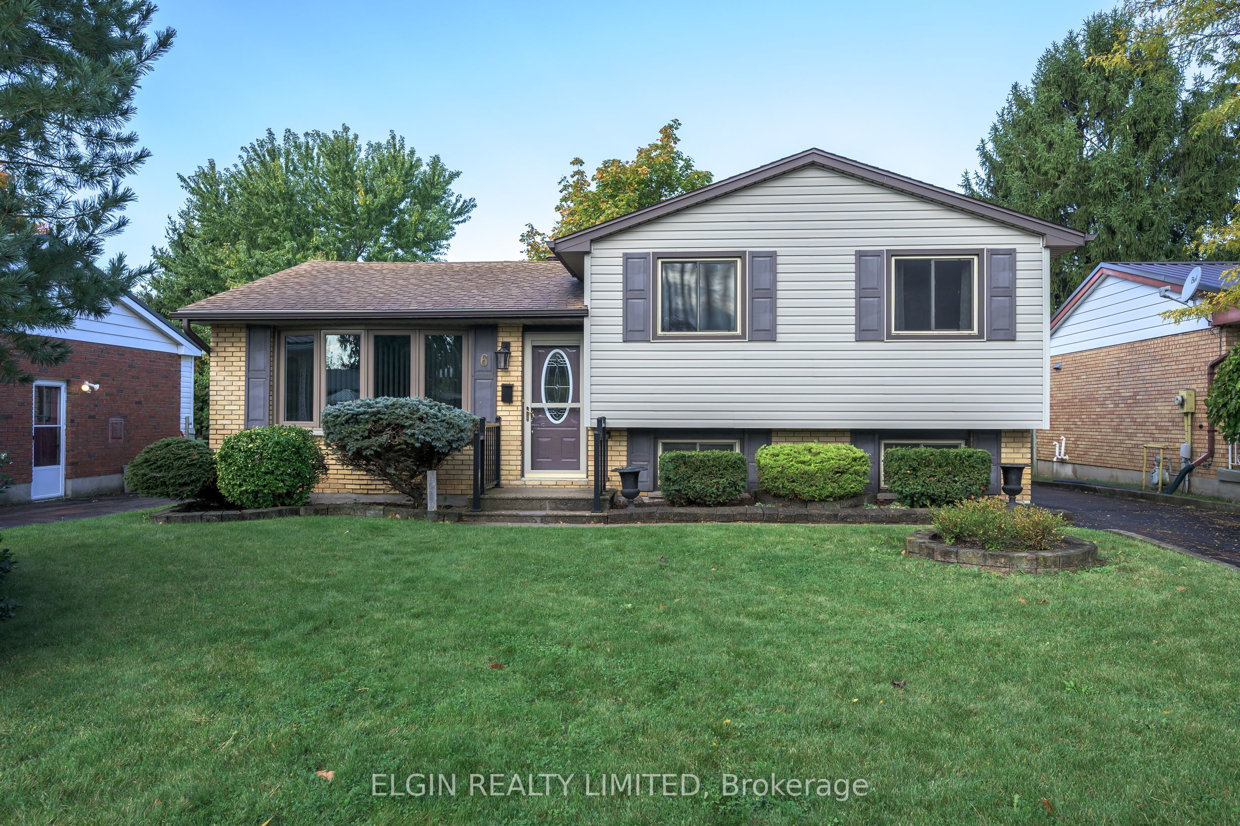 6 Aldborough Avenue Property Photo 2