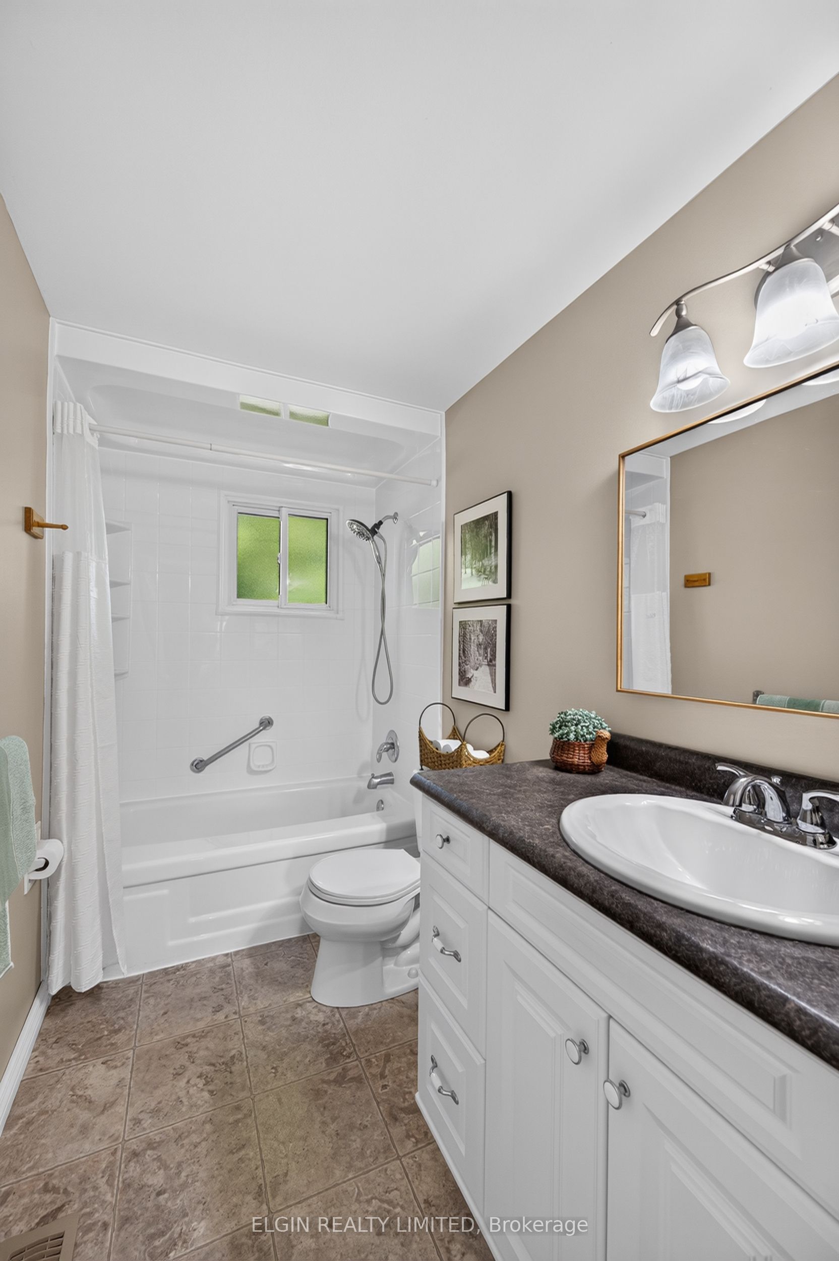 6 Aldborough Avenue Property Photo 19