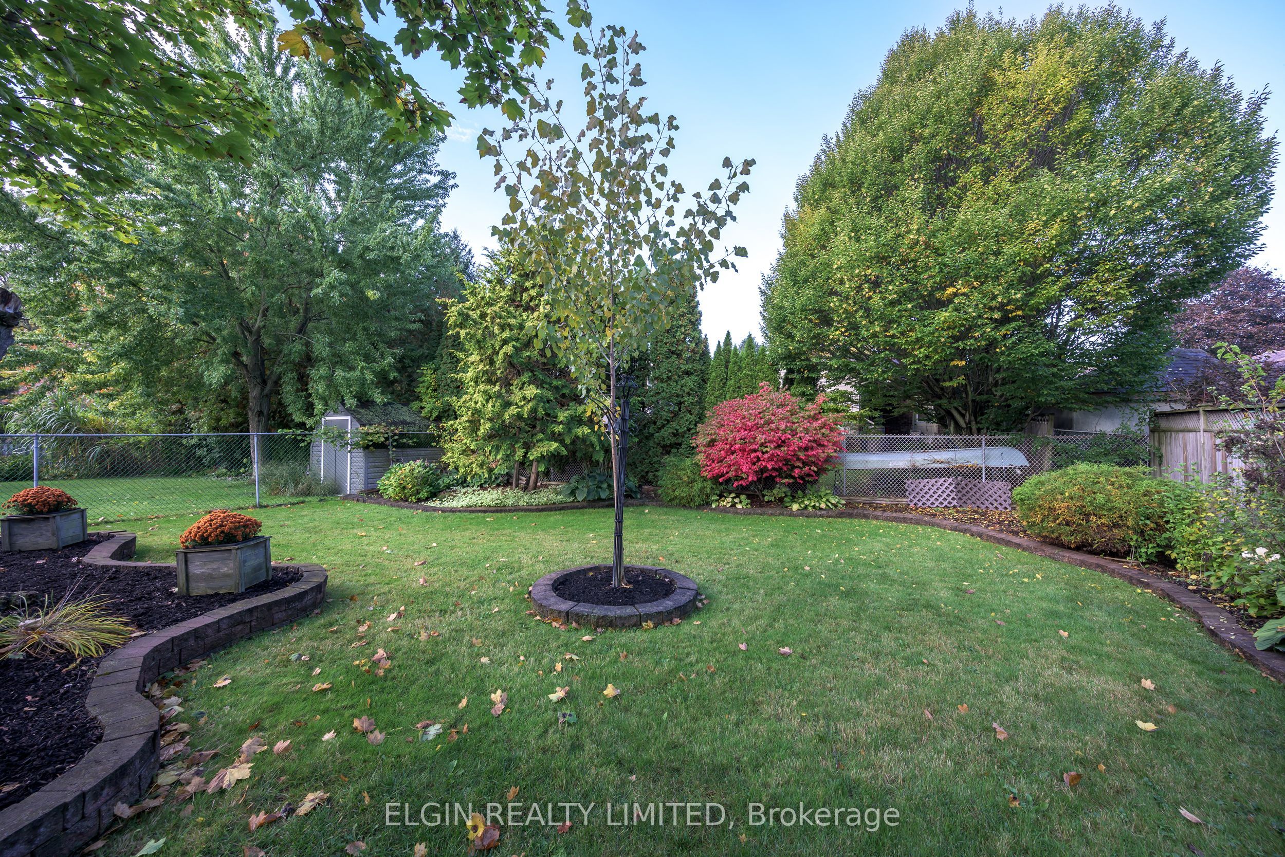 6 Aldborough Avenue Property Photo 35