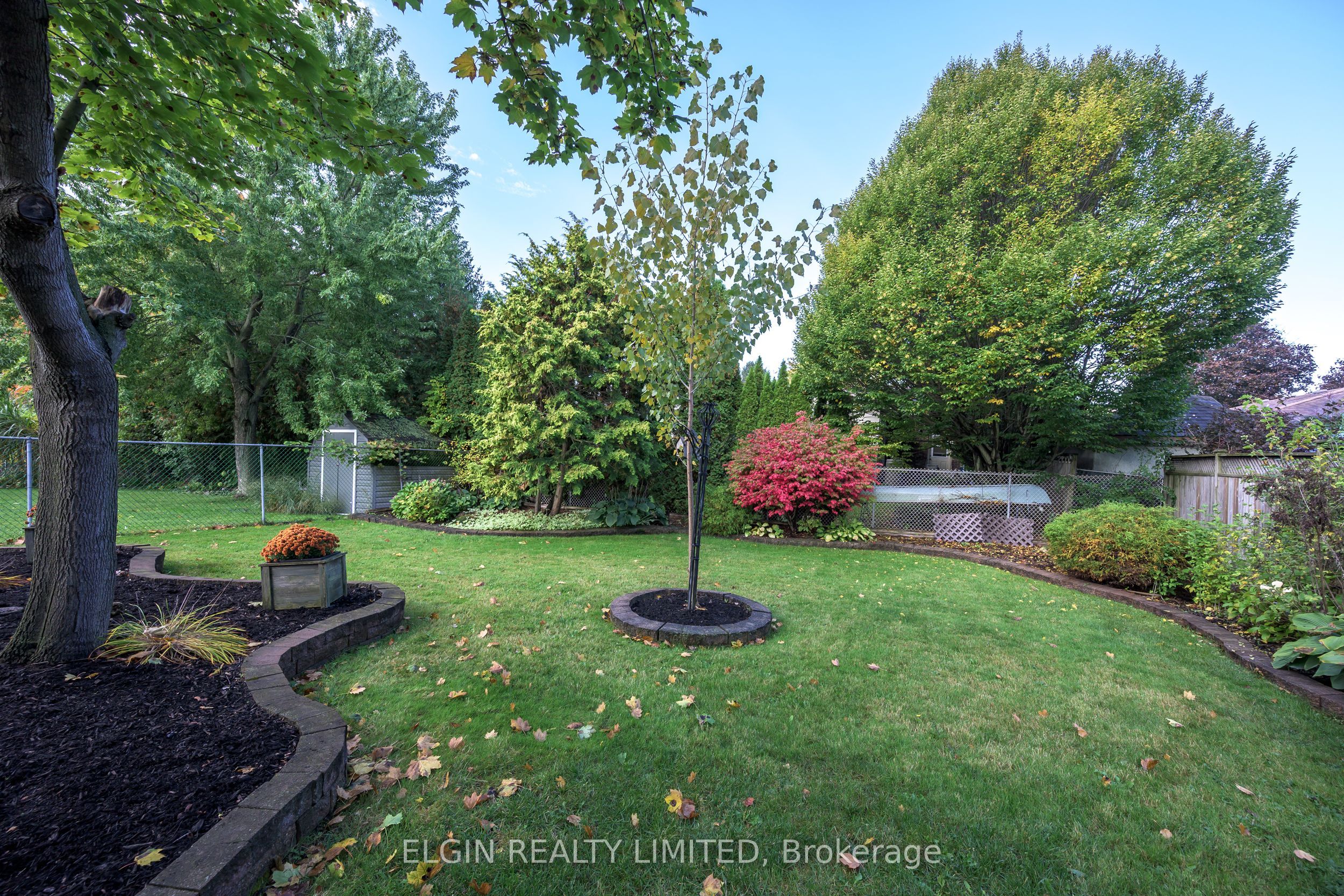 6 Aldborough Avenue Property Photo 38