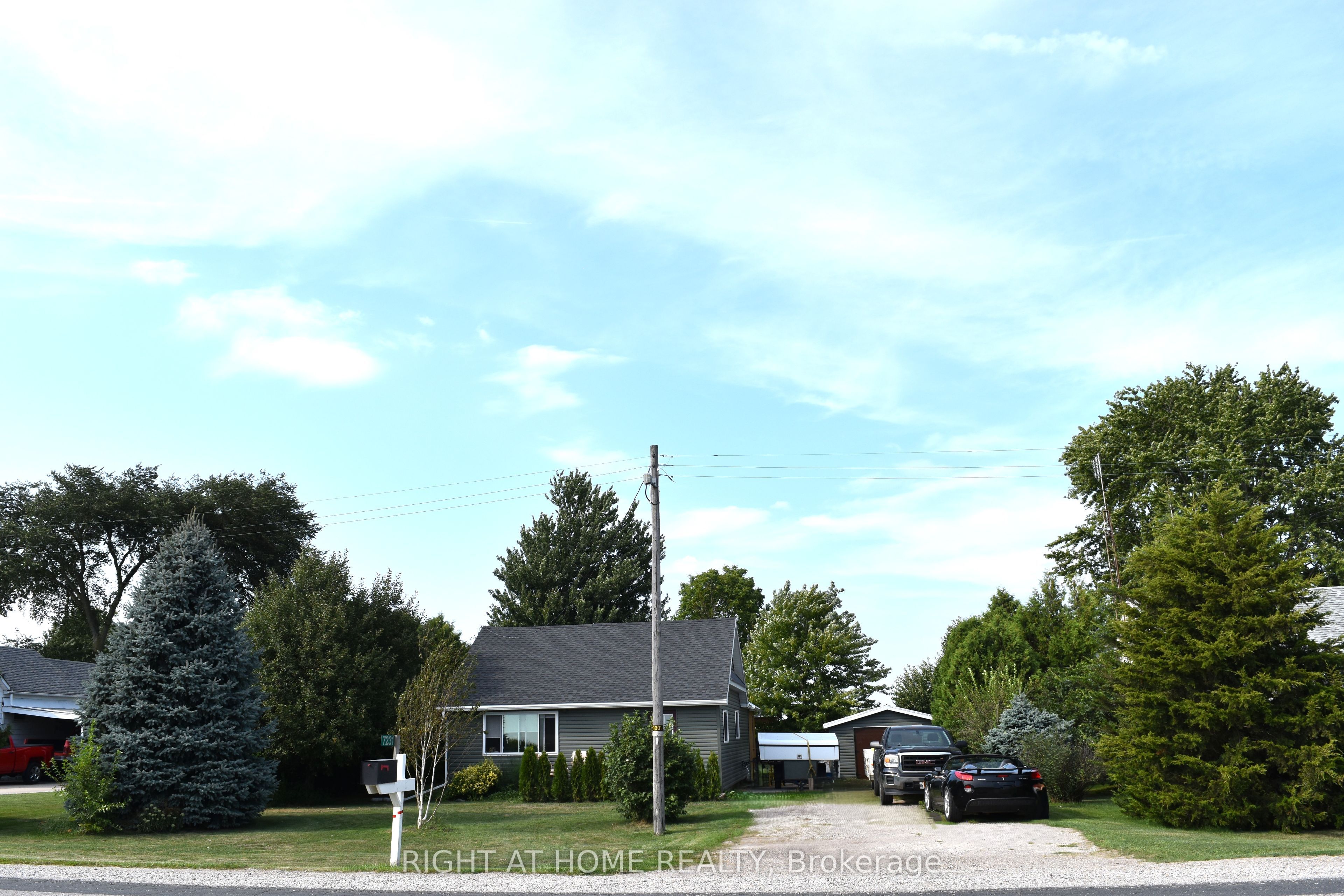 7231 Baseline Road E Property Photo 7