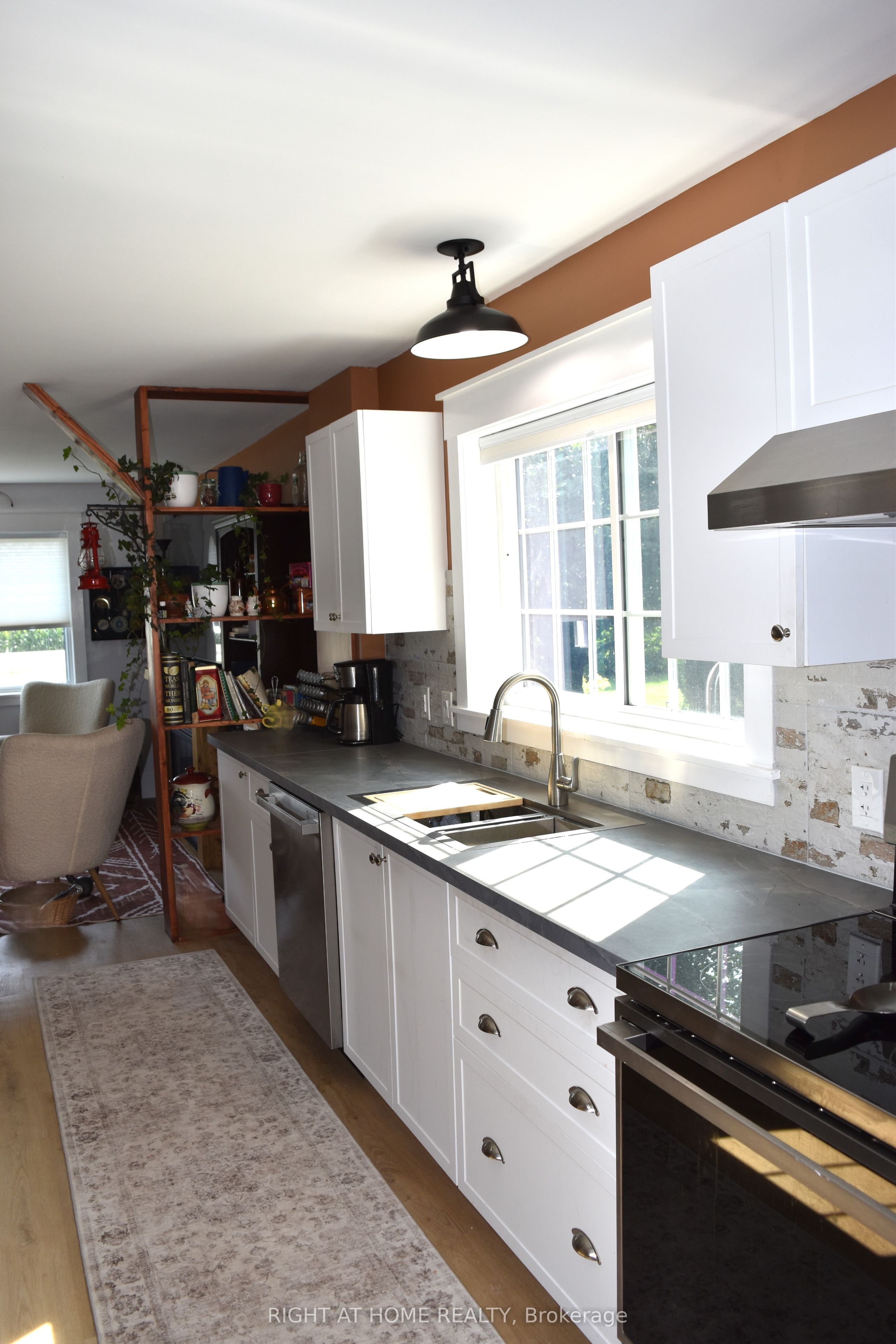 7231 Baseline Road E Property Photo 13