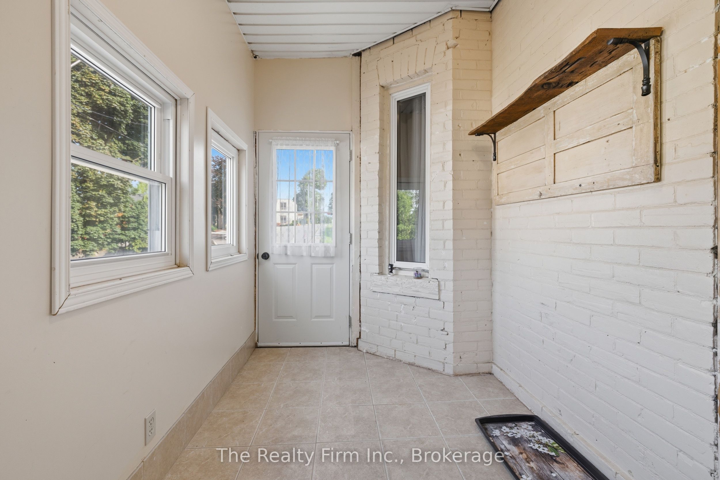 17 Douglas Street Property Photo 3