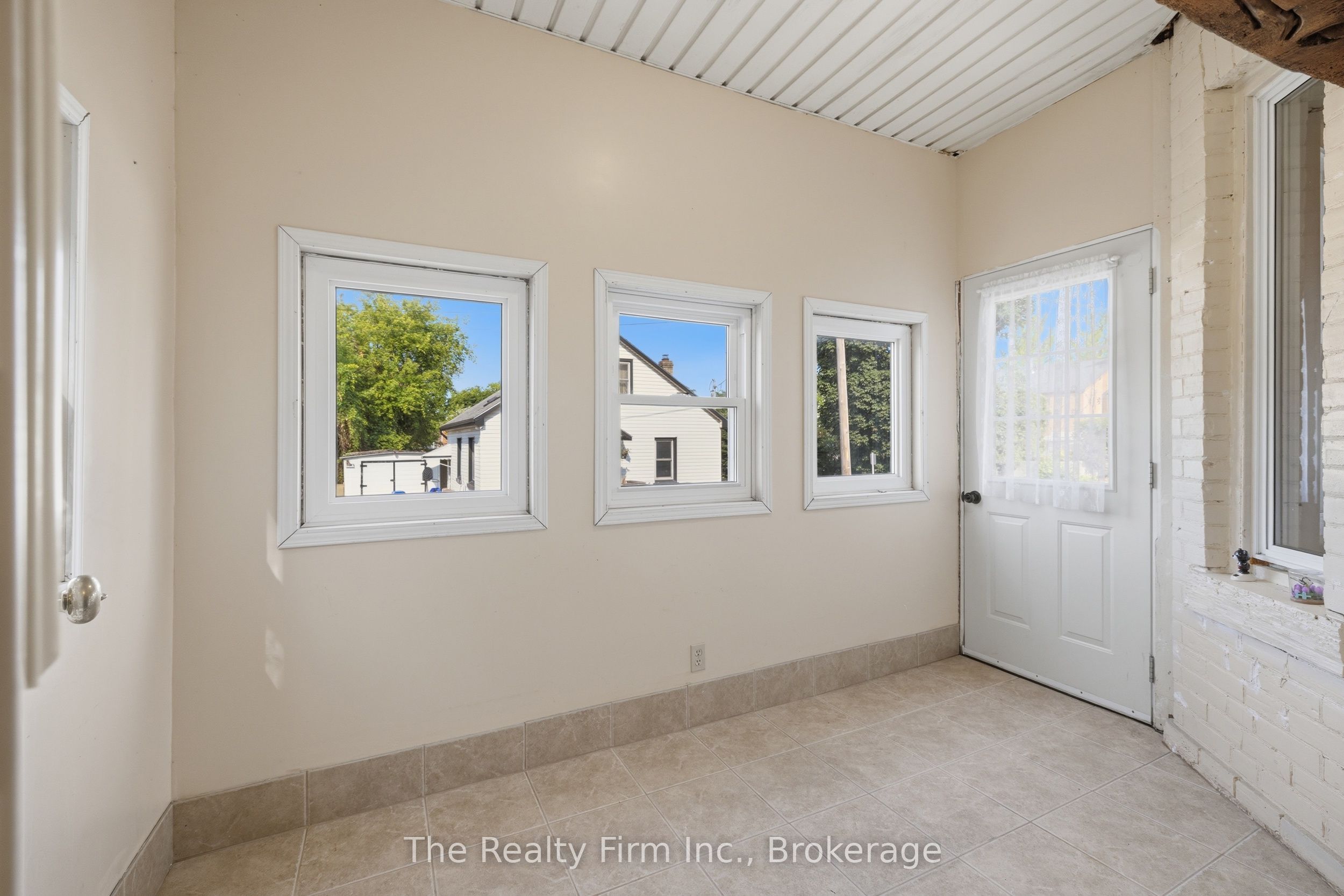 17 Douglas Street Property Photo 4
