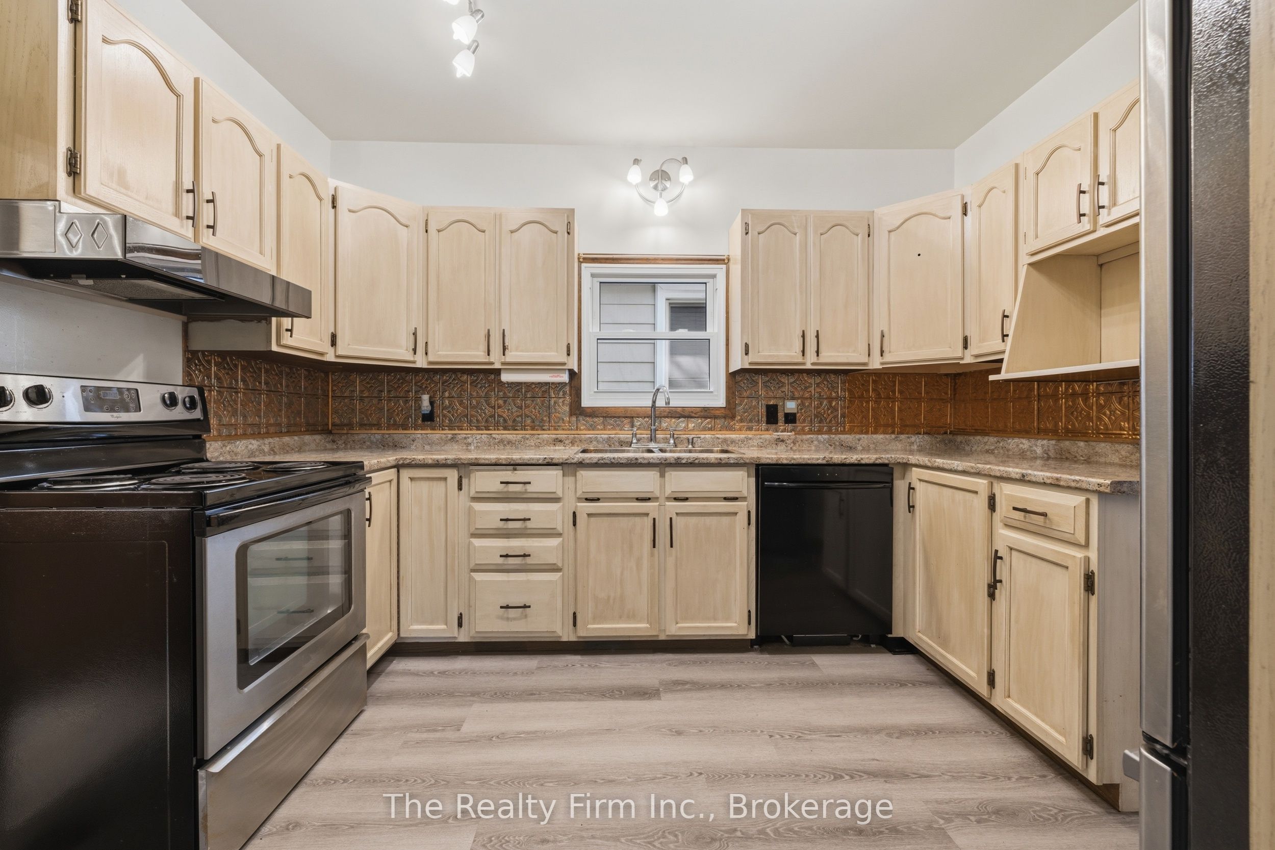 17 Douglas Street Property Photo 10