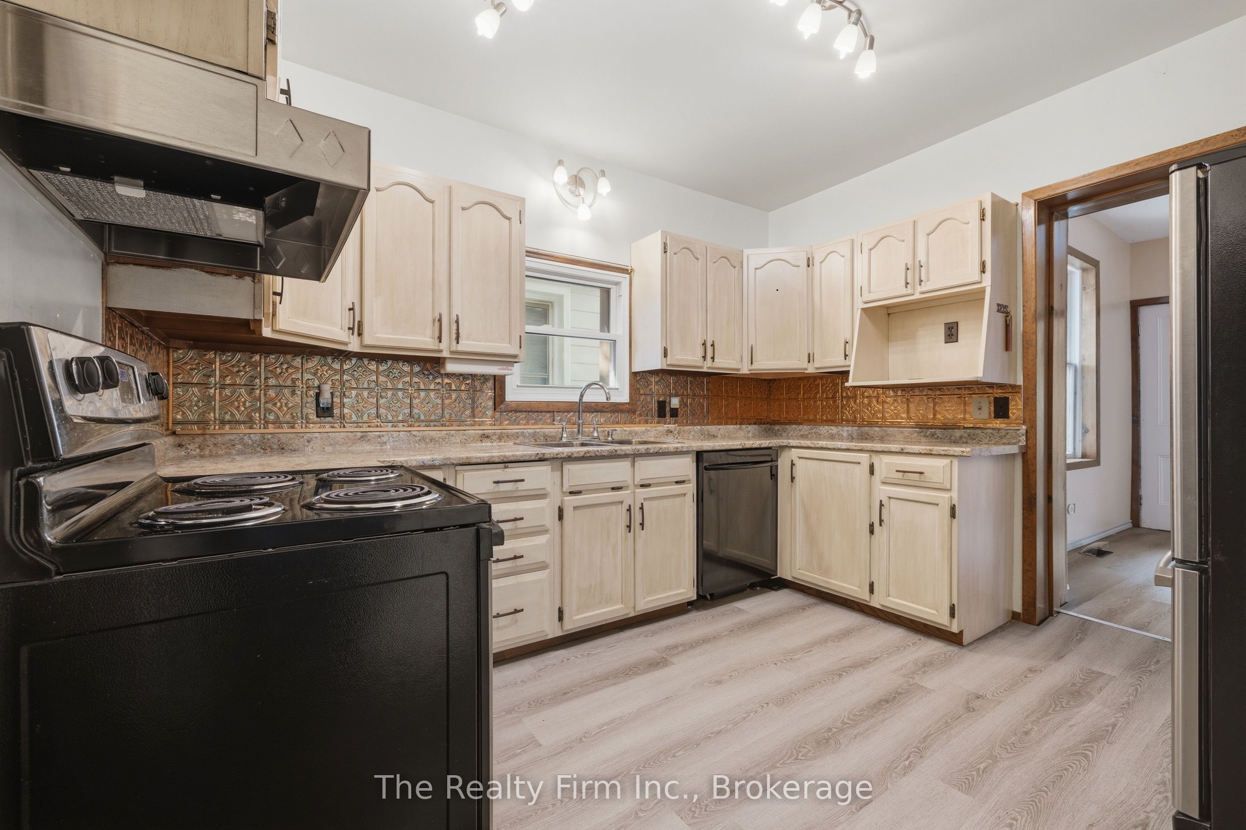 17 Douglas Street Property Photo 11