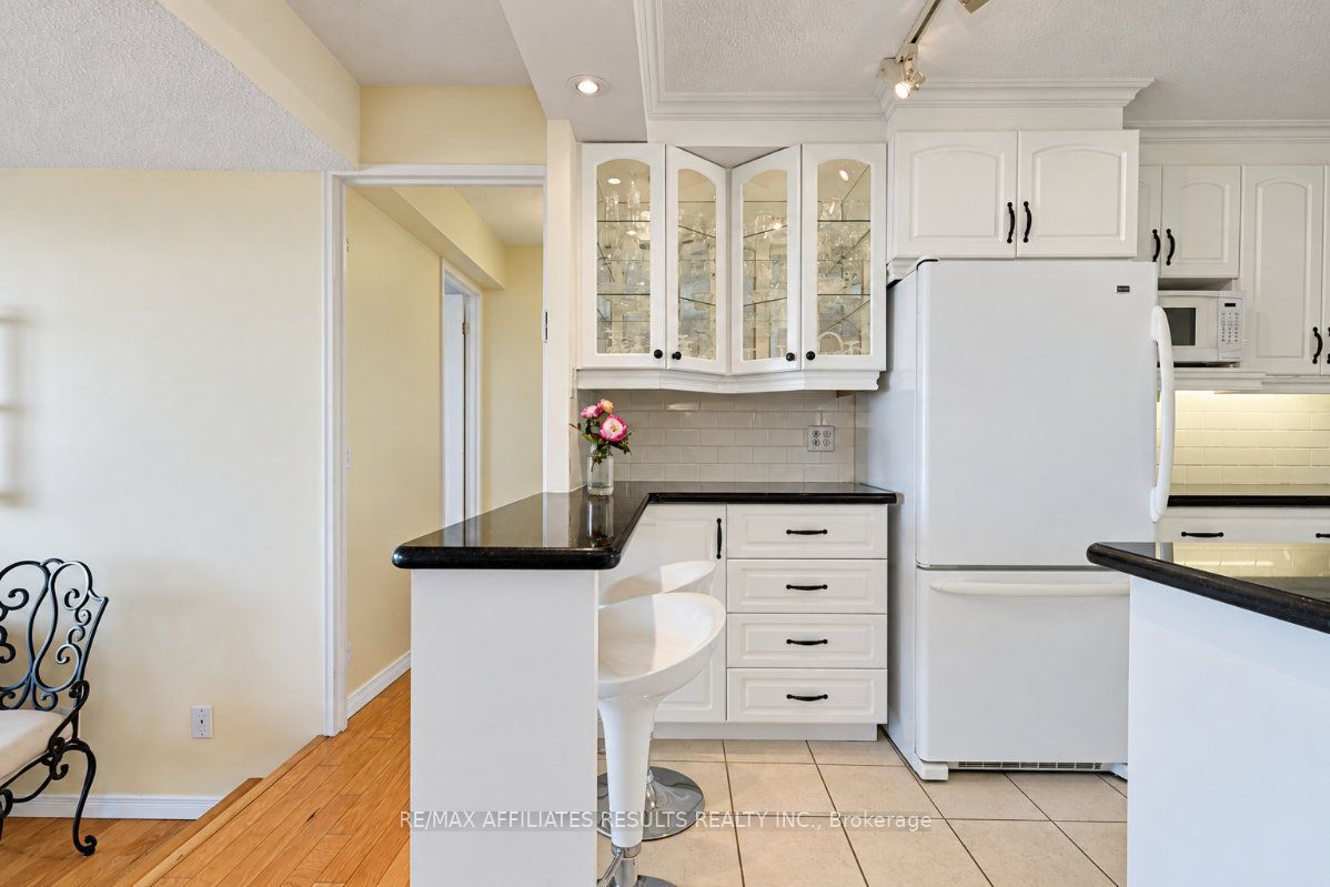 415 Greenview Avenue 408 Property Photo 16