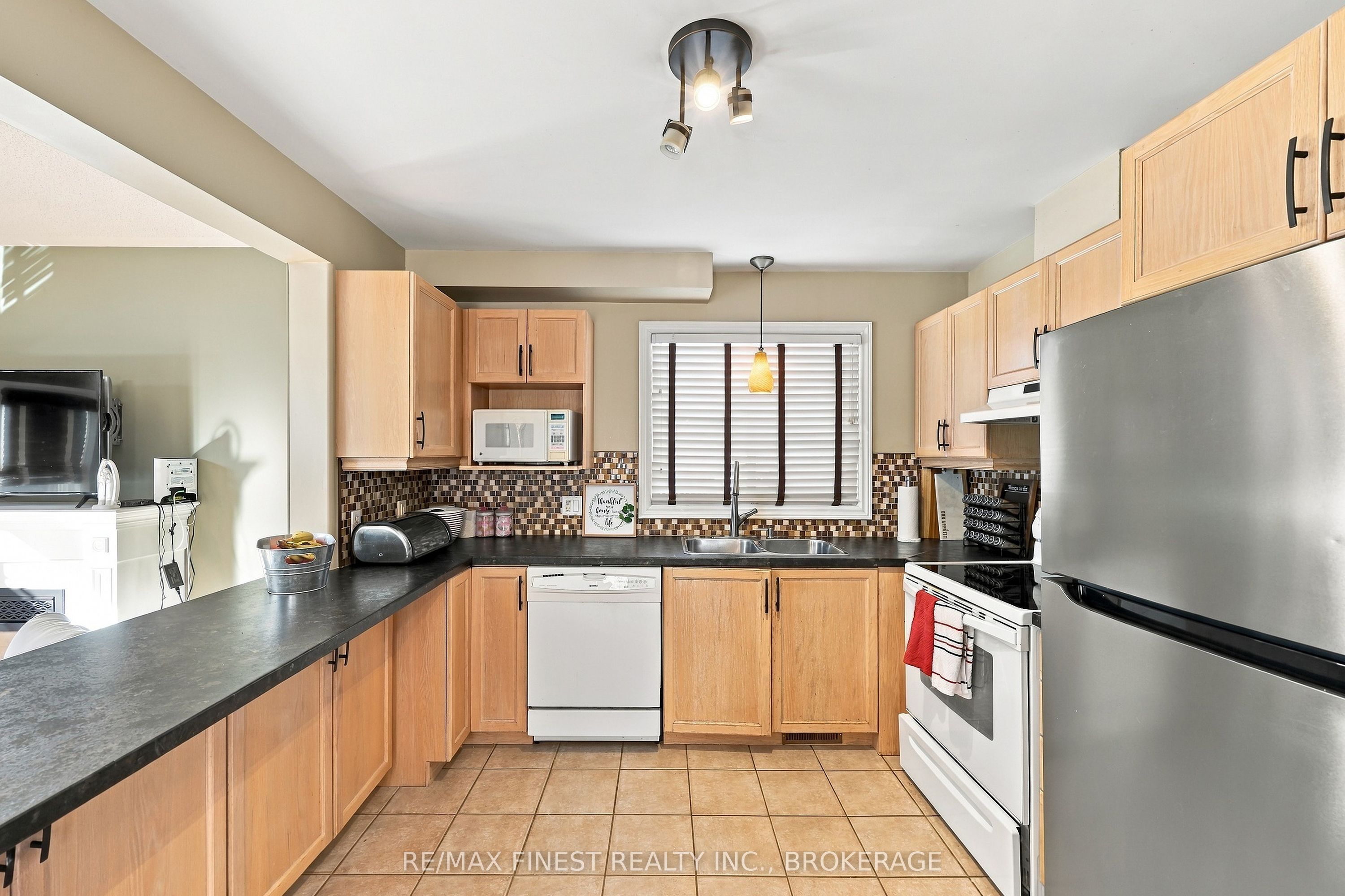 929 Lombardy Street Property Photo 15