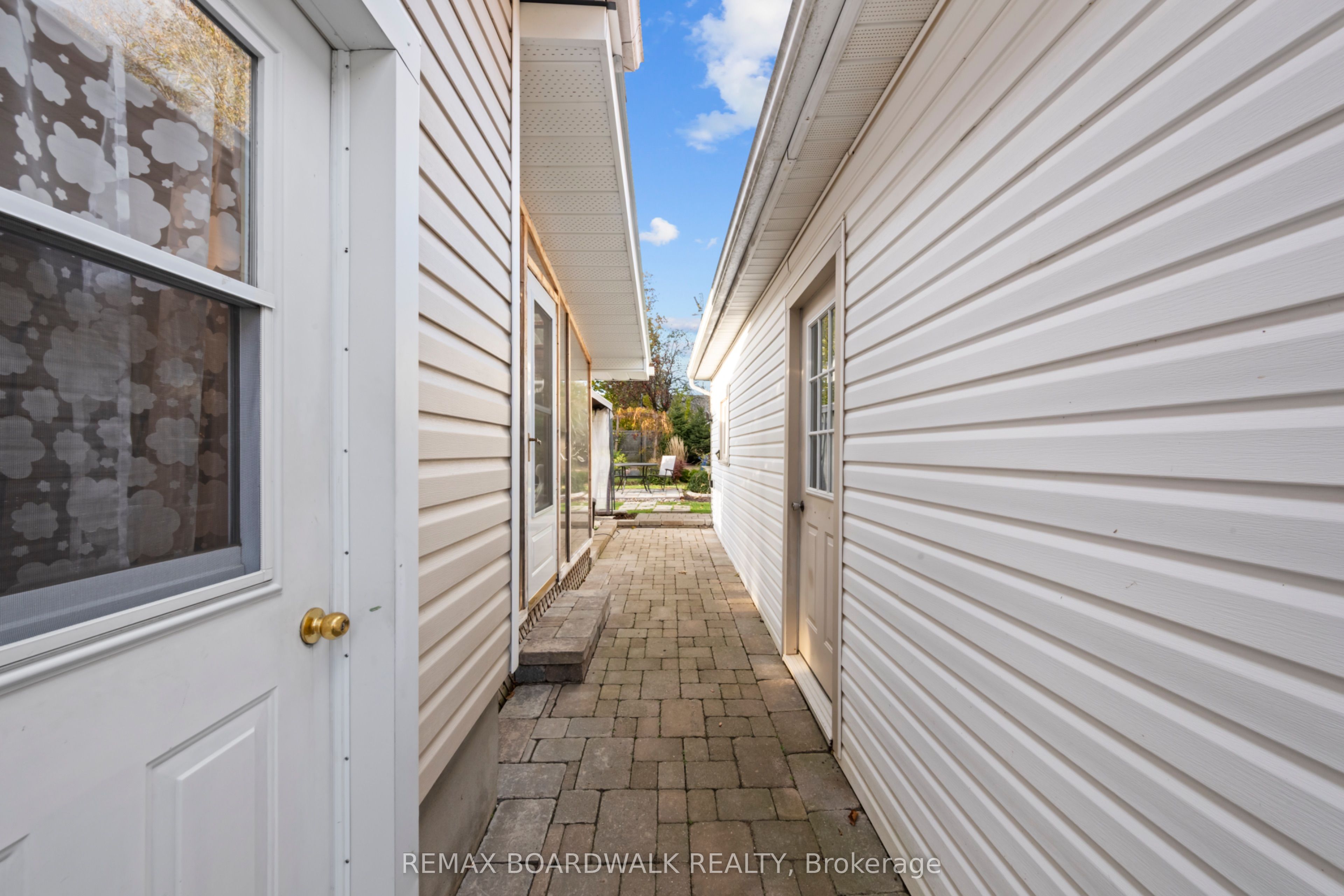 434 Dibble Street E Property Photo 12