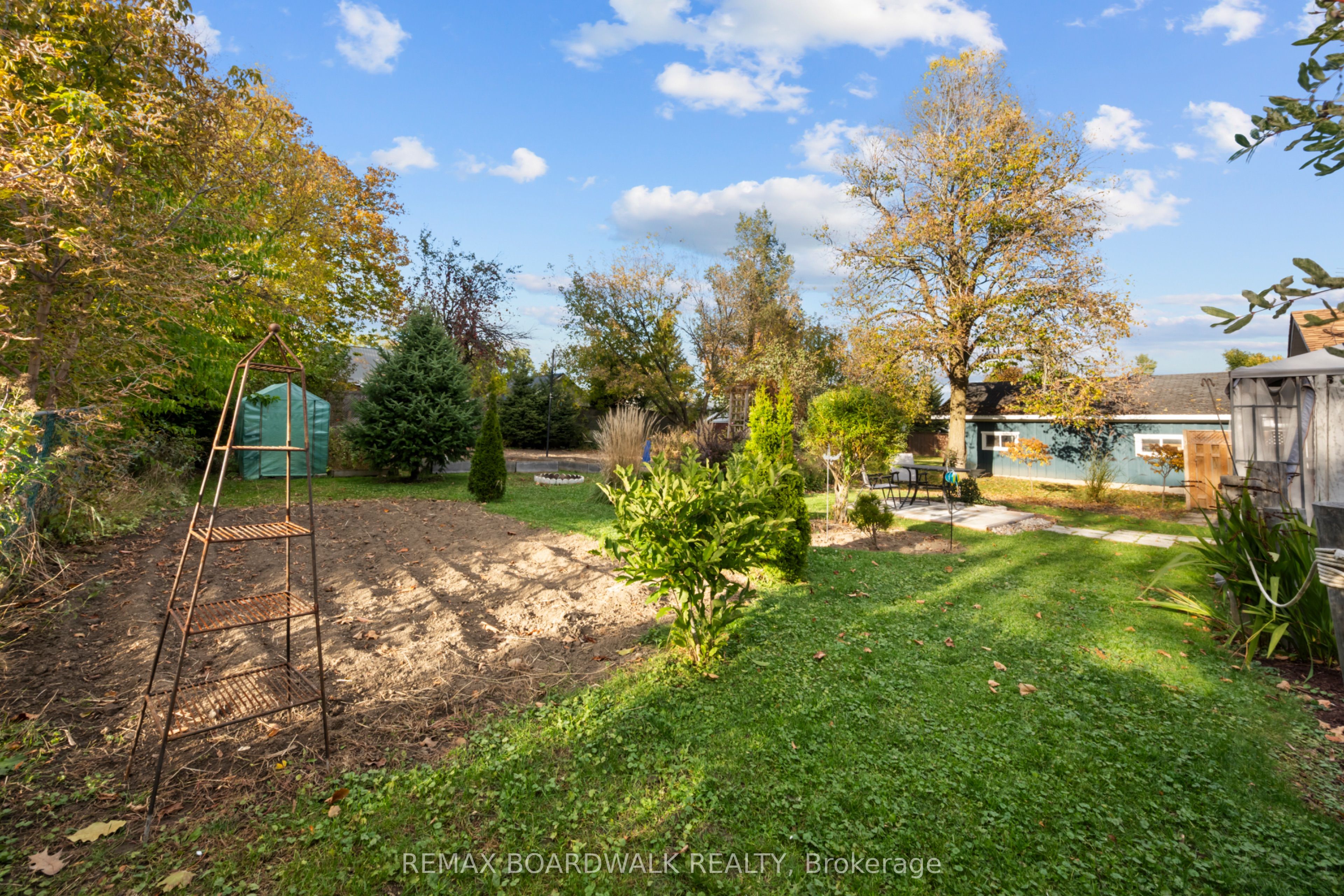 434 Dibble Street E Property Photo 18