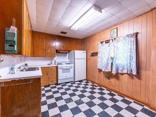 35 Sherman Avenue N Property Photo 15