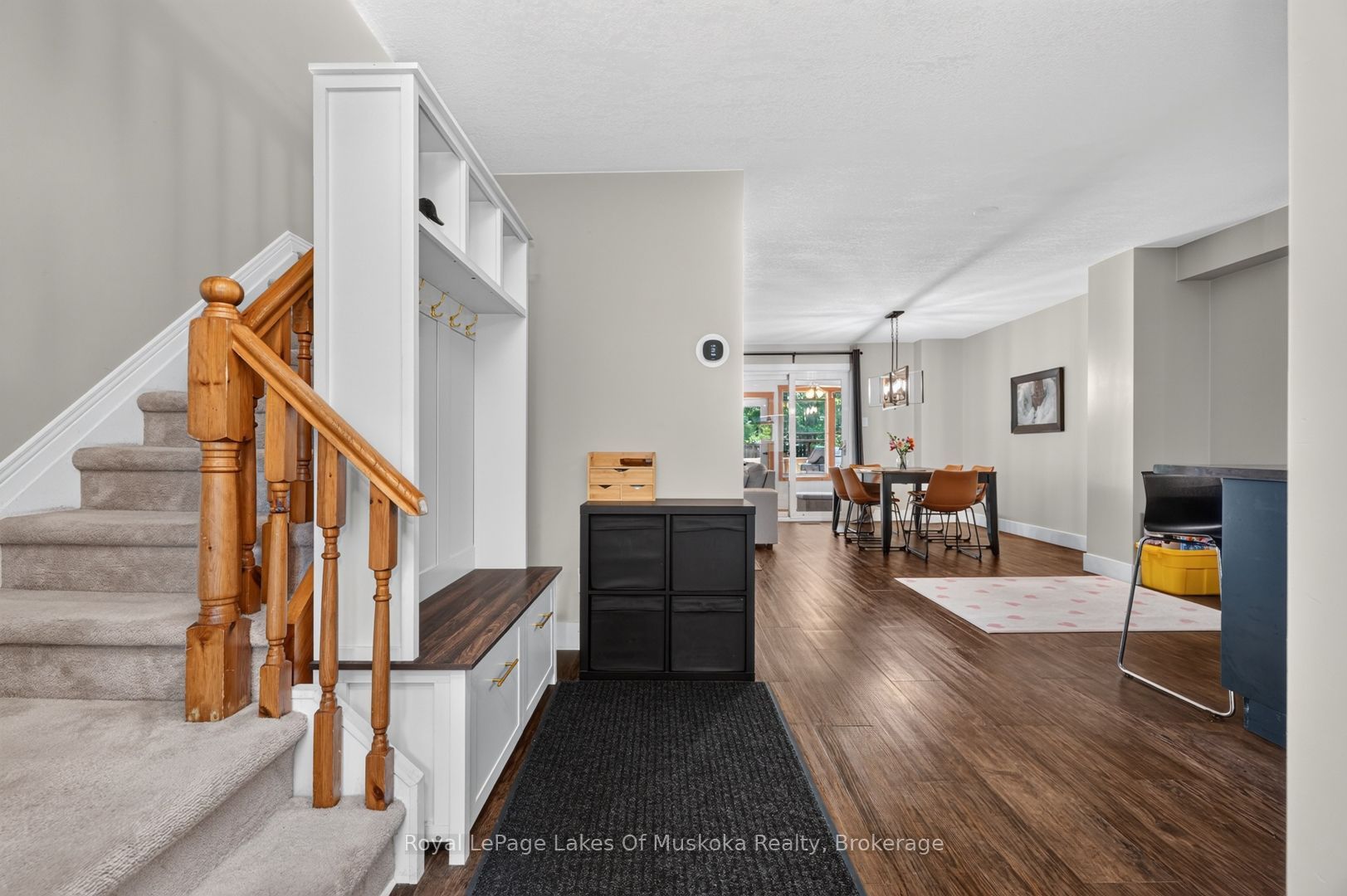 570 John Street S Property Photo 4
