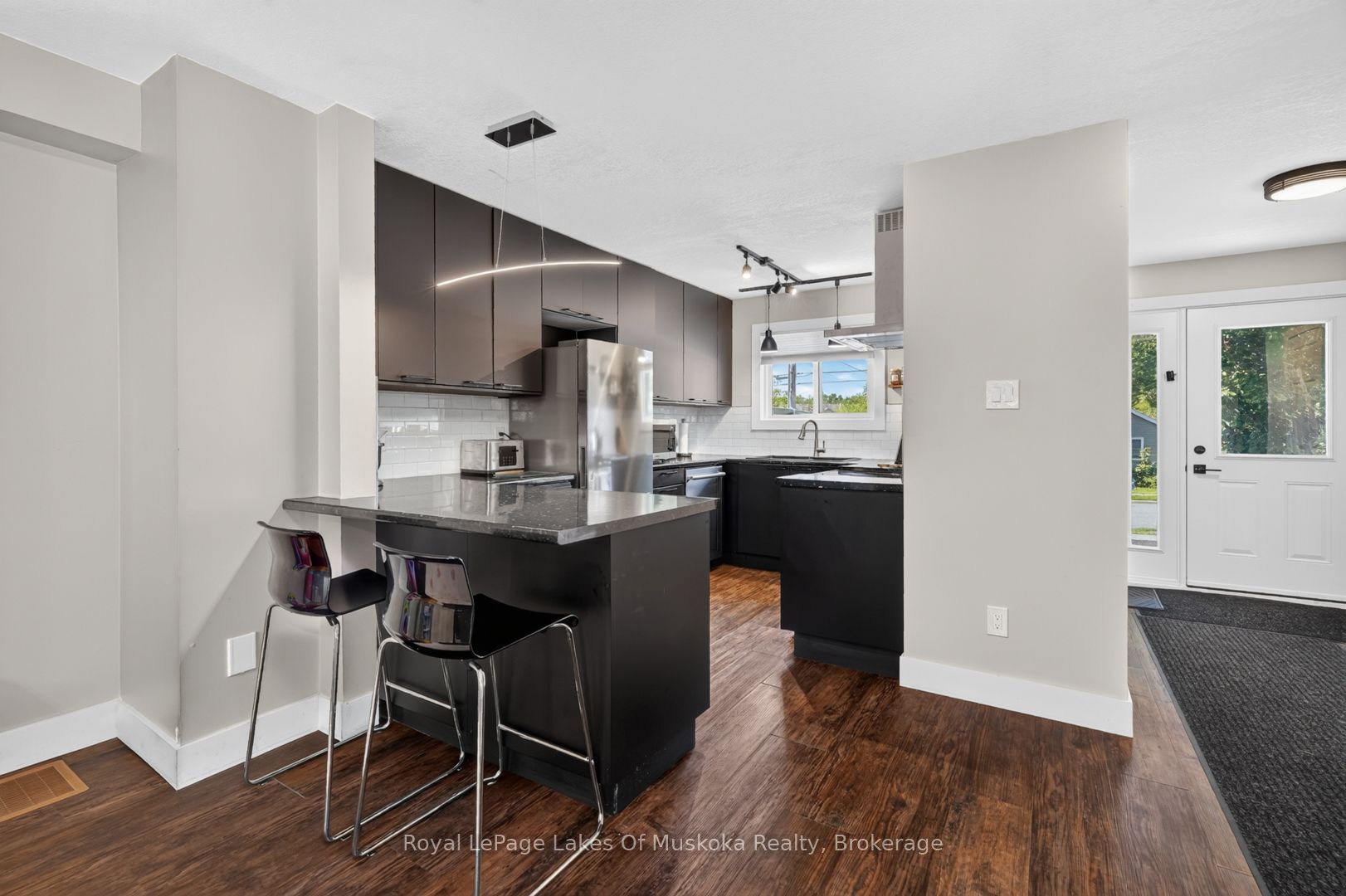 570 John Street S Property Photo 8
