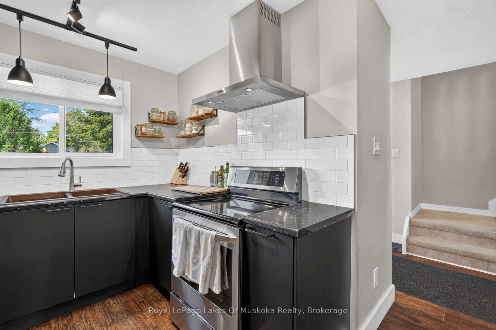 570 John Street S Property Photo 11