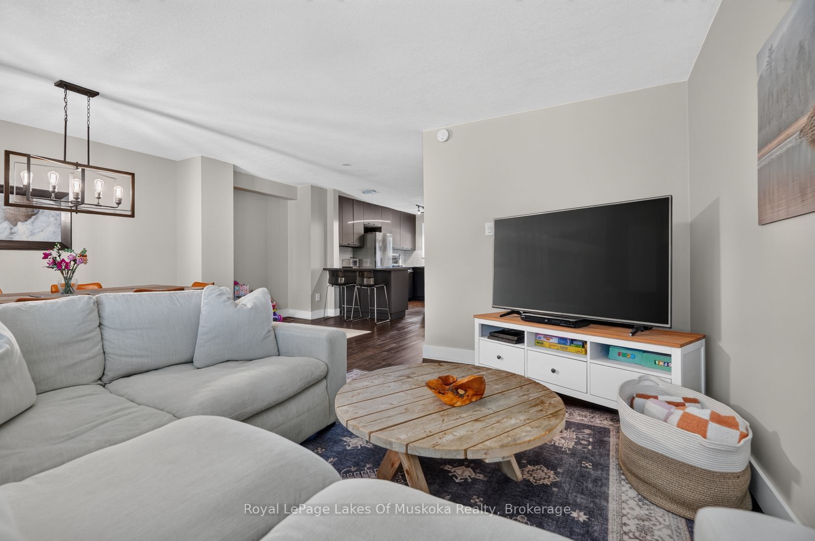 570 John Street S Property Photo 14