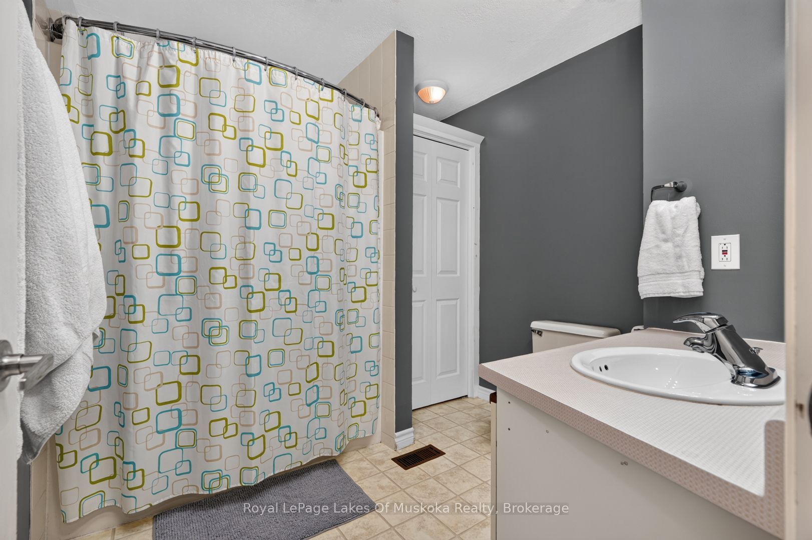 570 John Street S Property Photo 23