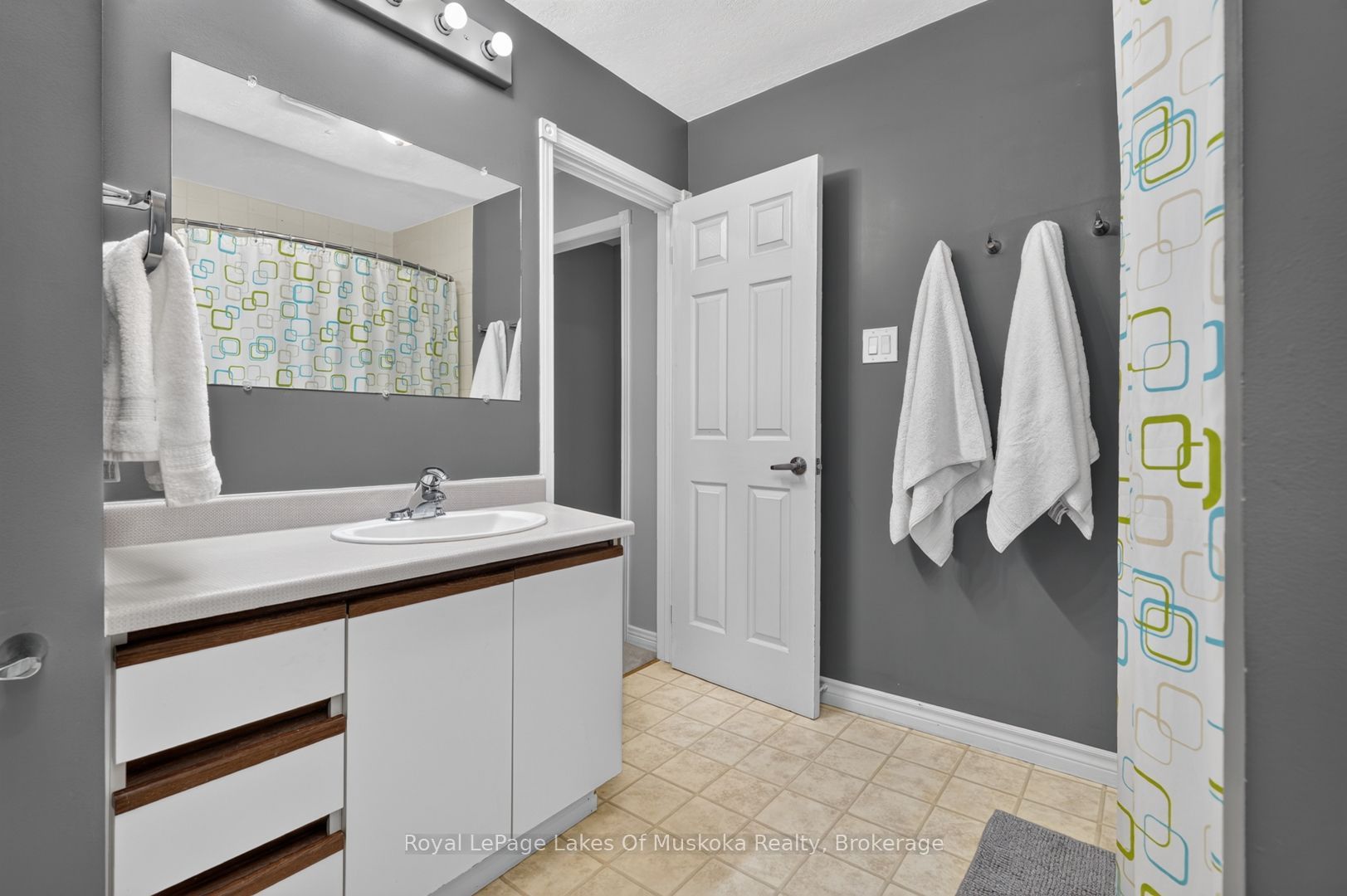 570 John Street S Property Photo 24