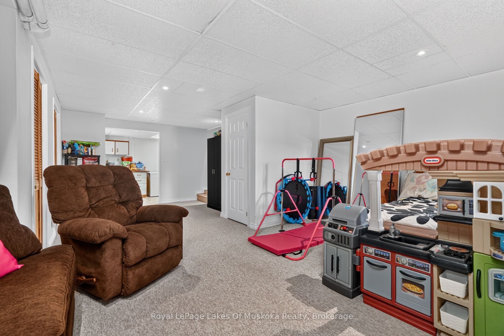 570 John Street S Property Photo 33