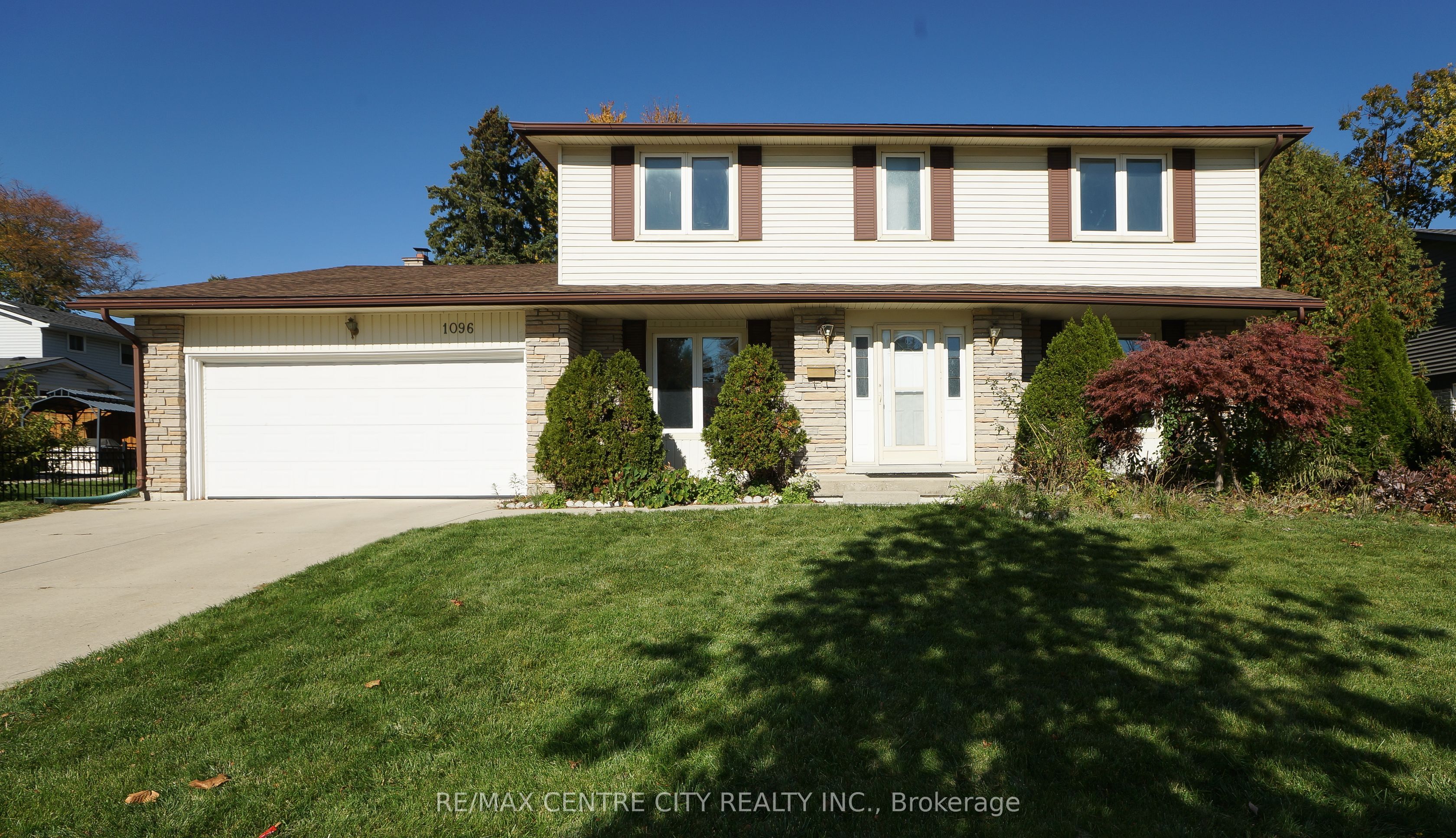 1096 Viscount Road Property Photo 1