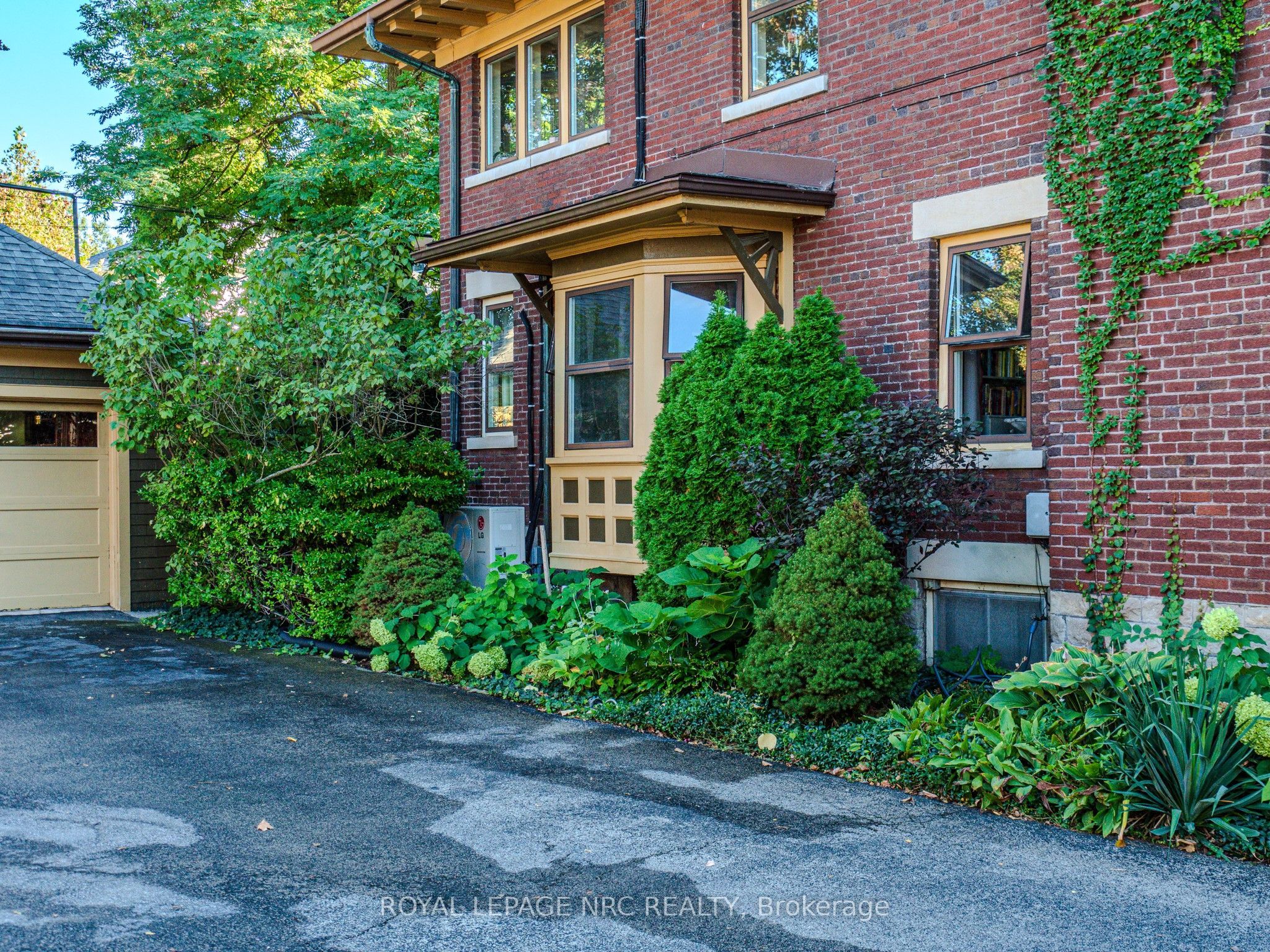 1 College Street Property Photo 4
