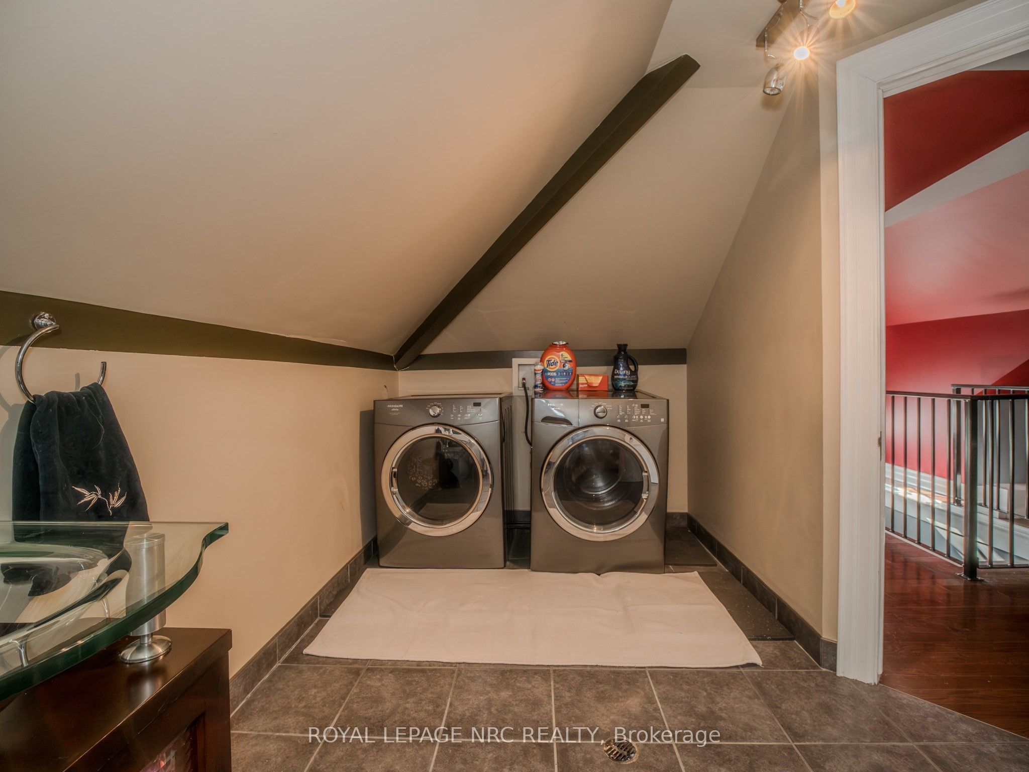 1 College Street Property Photo 23