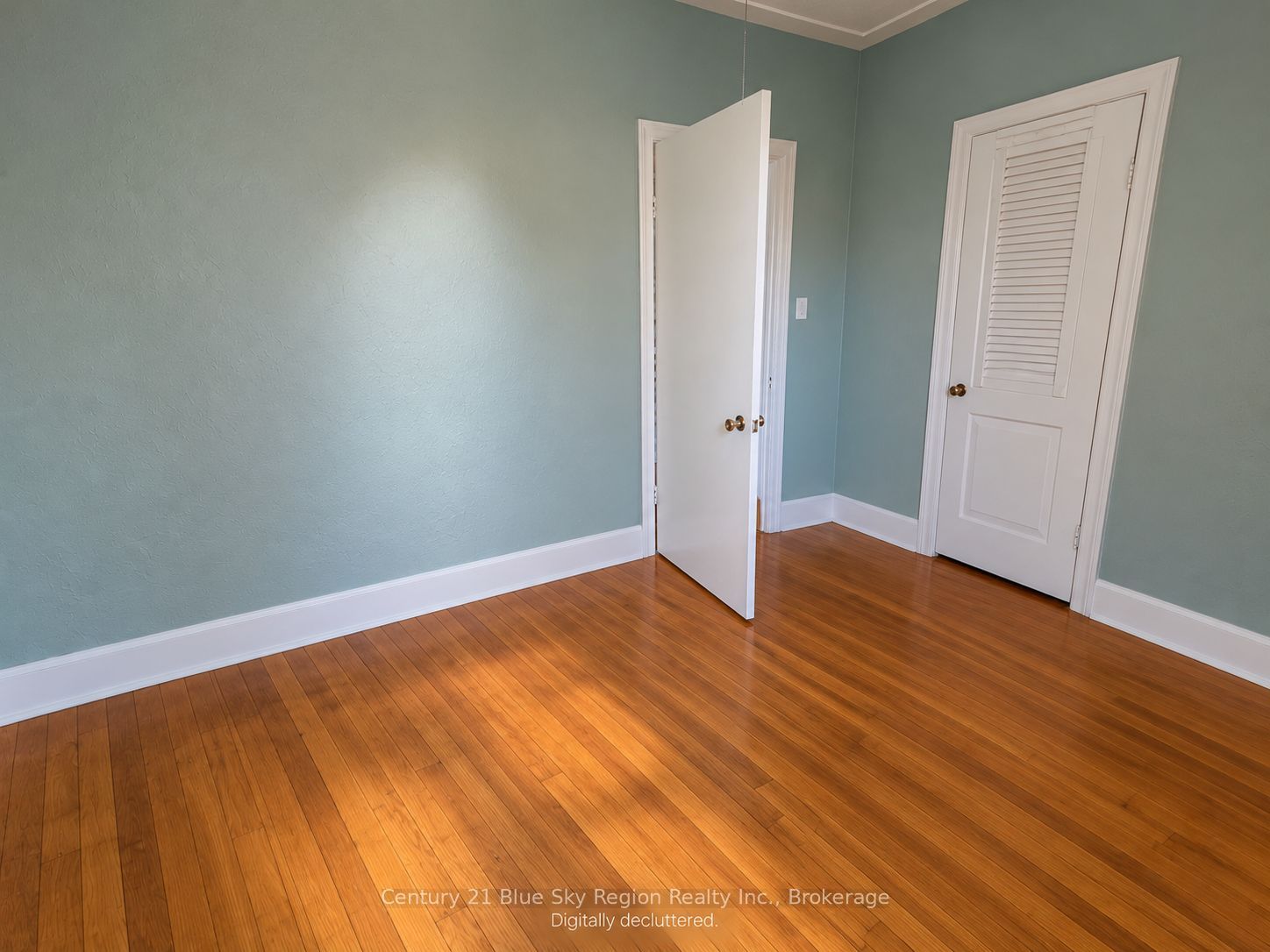 421 Worthington St E Property Photo 8