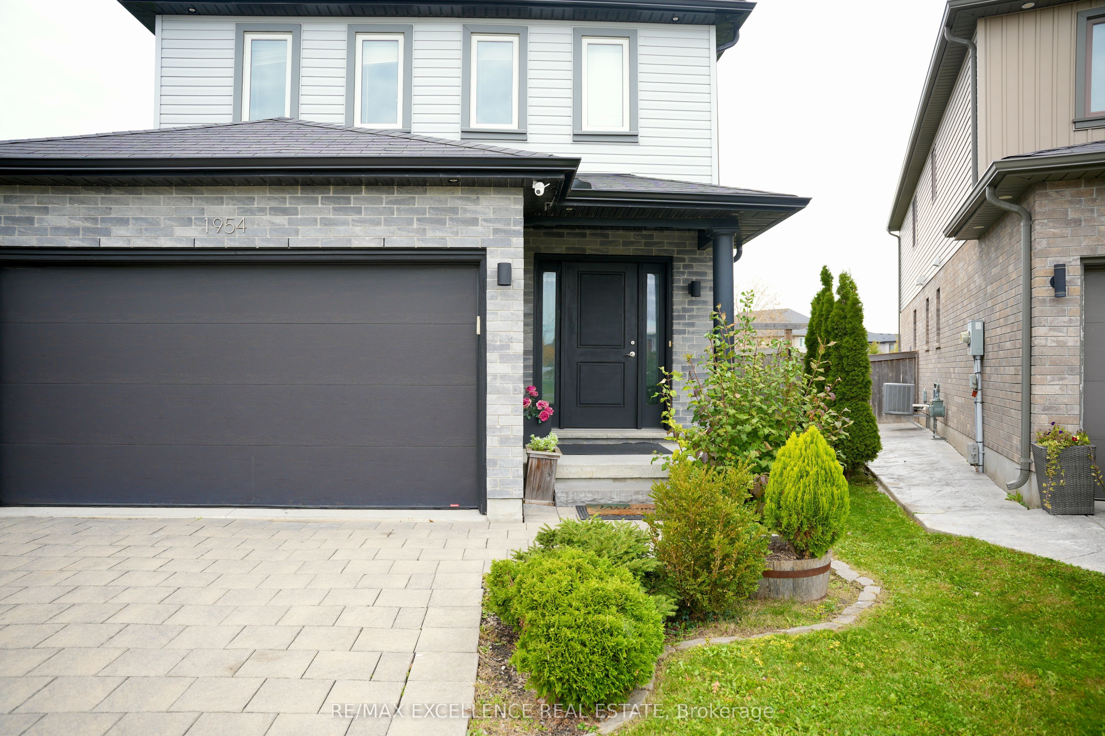 1954 Foxridge Crescent Property Photo 4