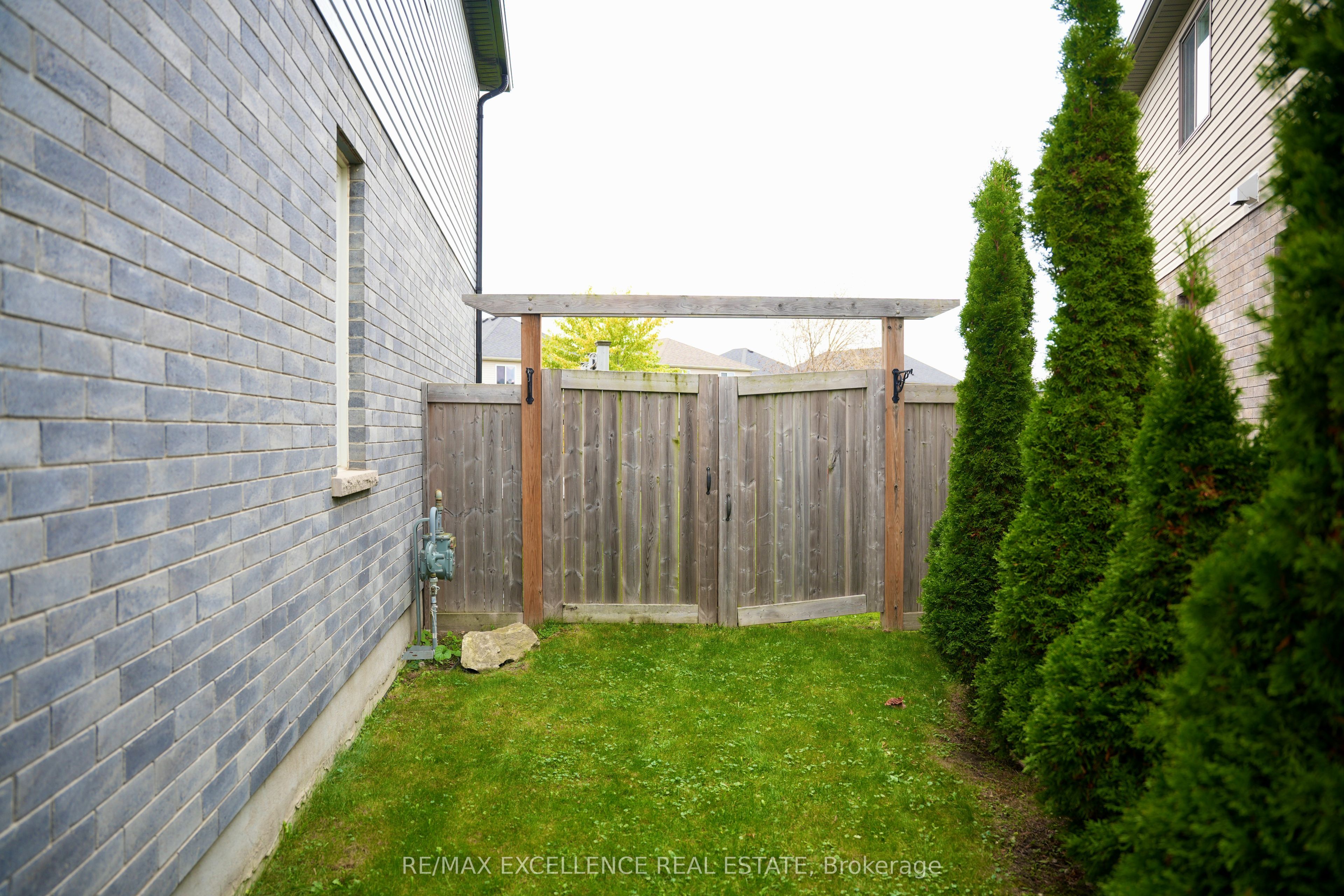 1954 Foxridge Crescent Property Photo 41