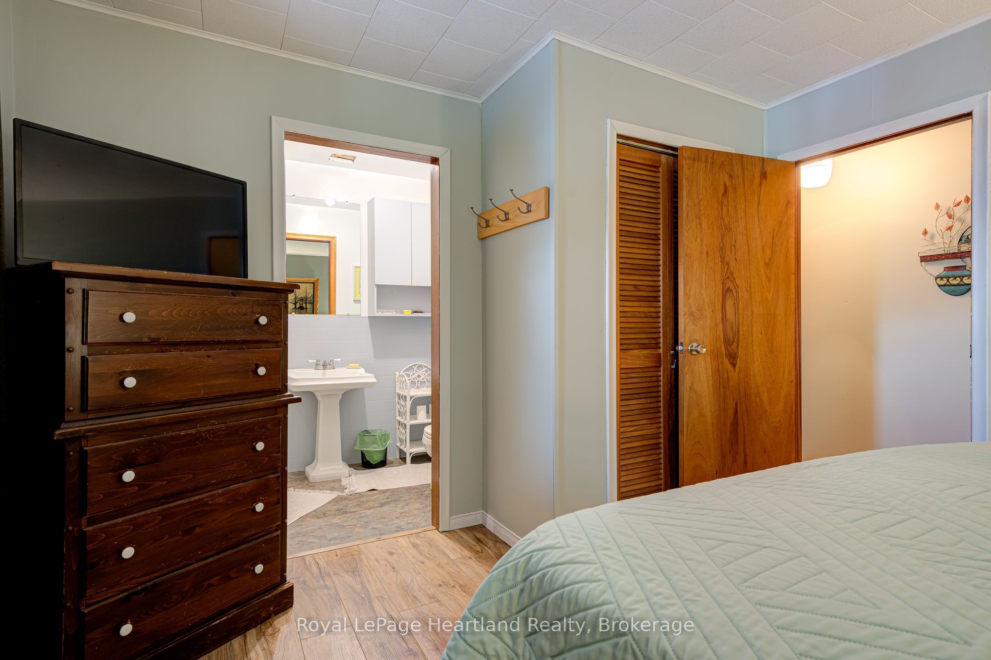 160 Huron Road Property Photo 21