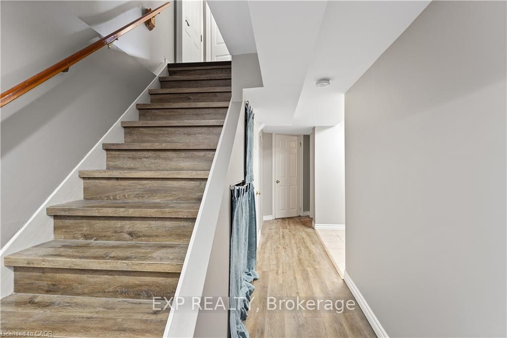 432b Dunvegan Drive Property Photo 16