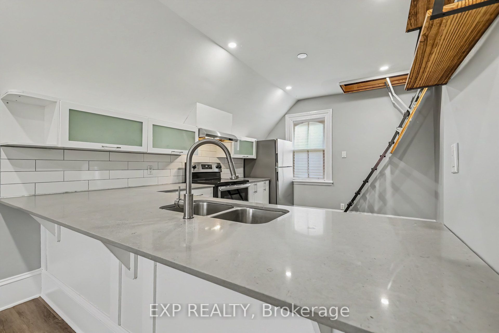 419 Besserer Street B Property Photo 9