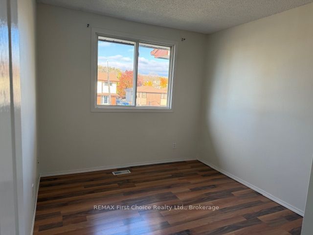 254 Perth Crescent Property Photo 12