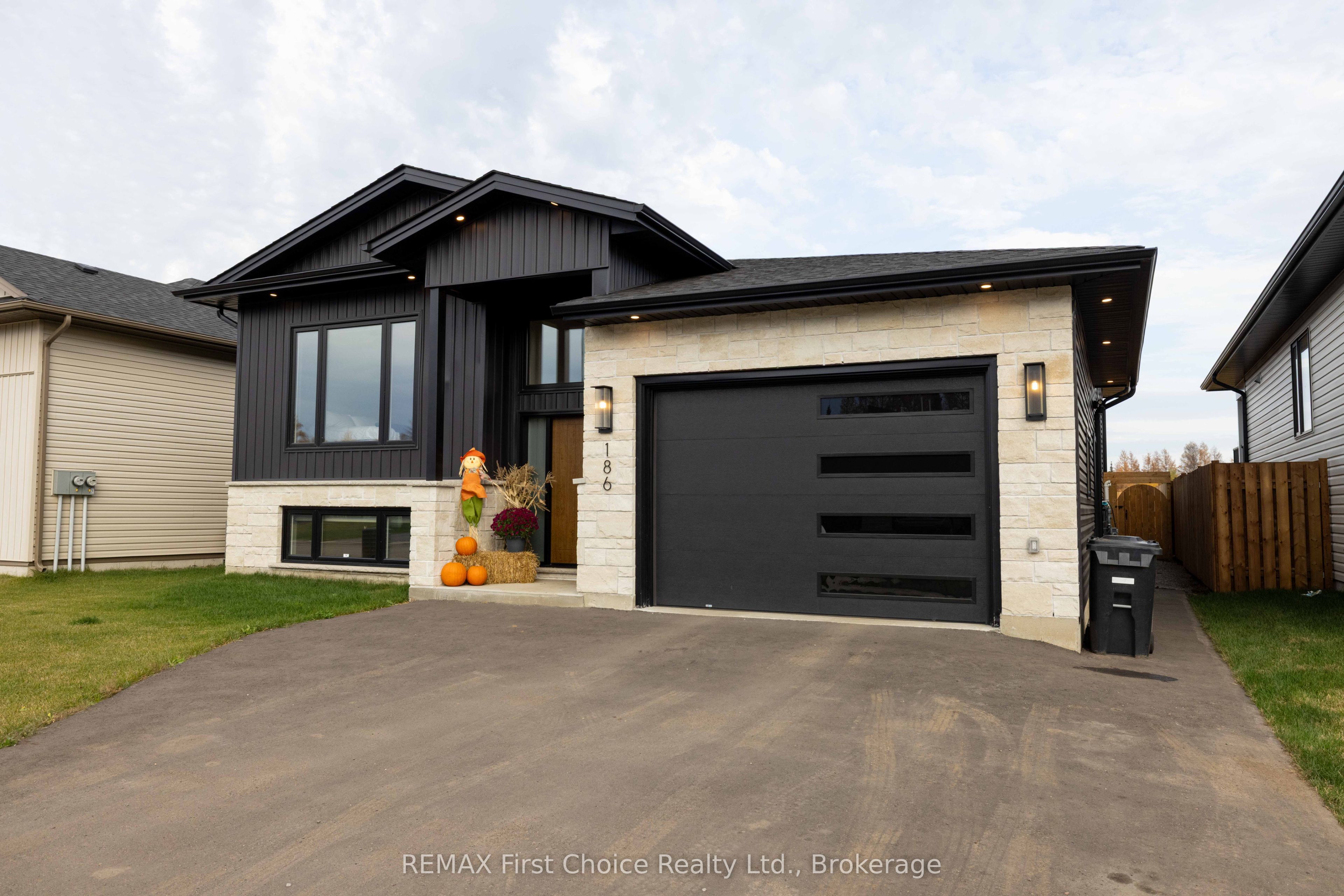 186 Bruin Crescent Property Photo 1