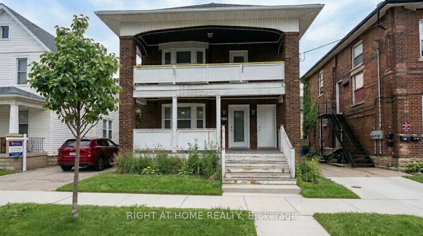 132 Victoria Street S Property Photo 1