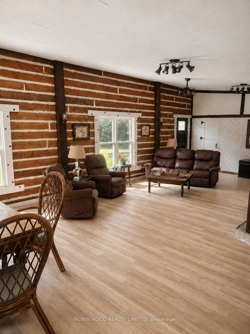 18319 Street Road Property Photo 4
