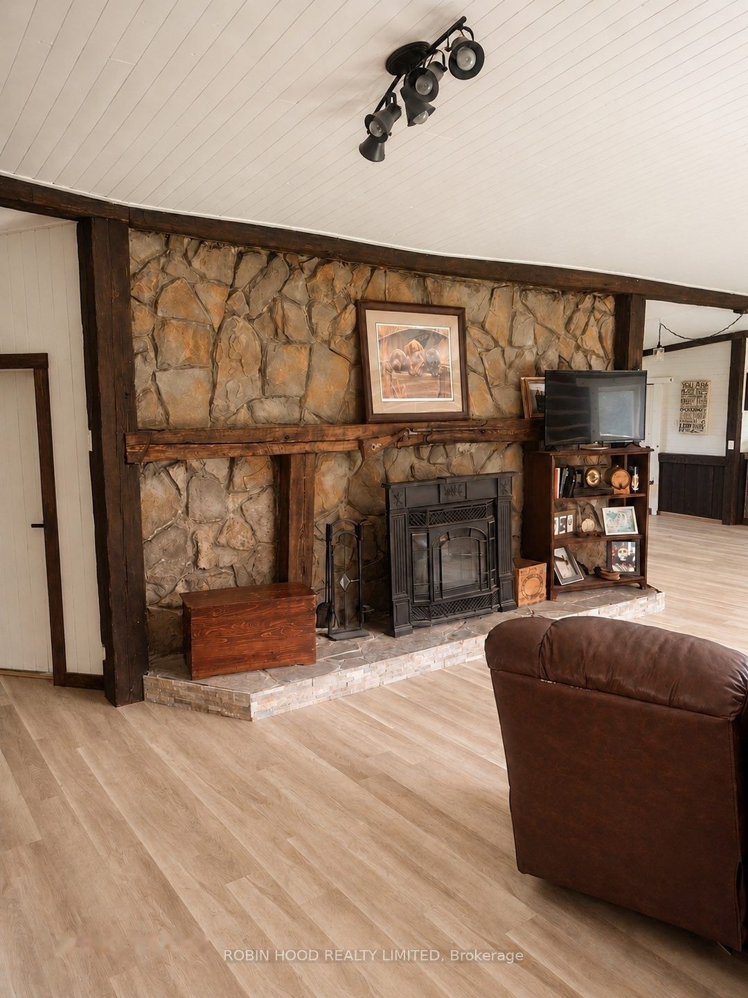 18319 Street Road Property Photo 6