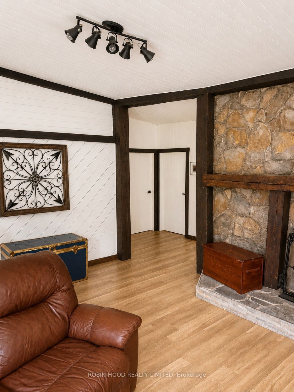 18319 Street Road Property Photo 7