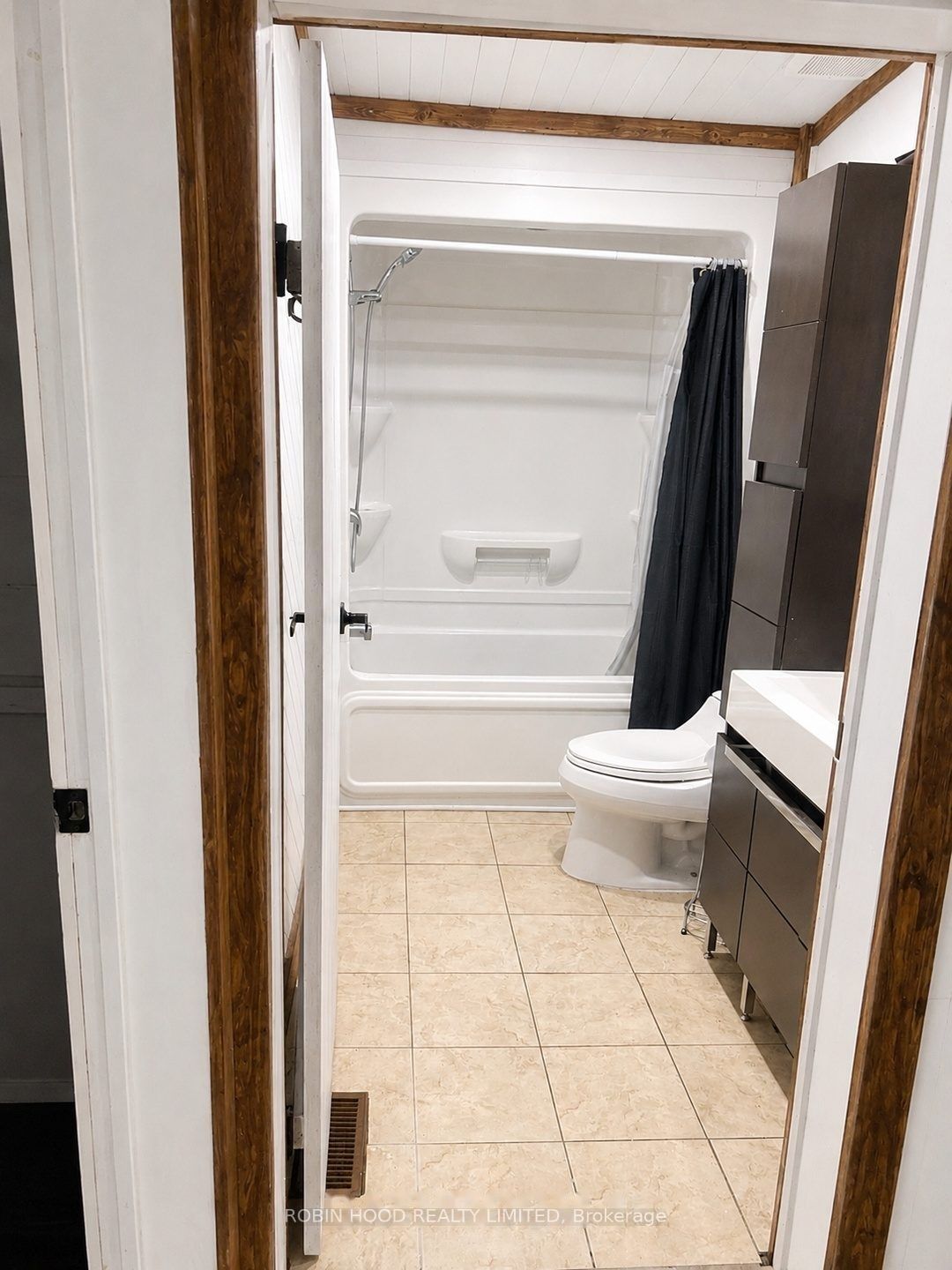 18319 Street Road Property Photo 8