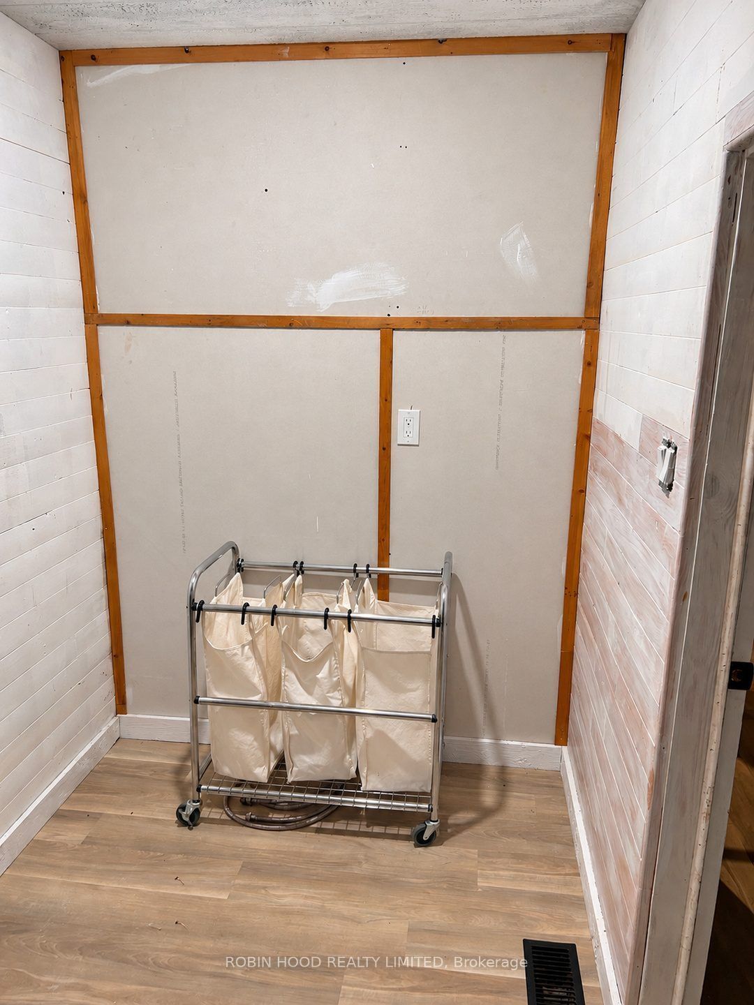 18319 Street Road Property Photo 10