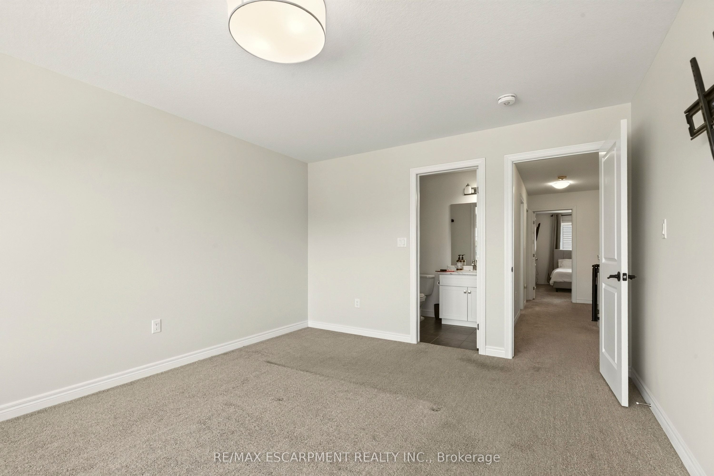 3954 Crown Street Property Photo 10